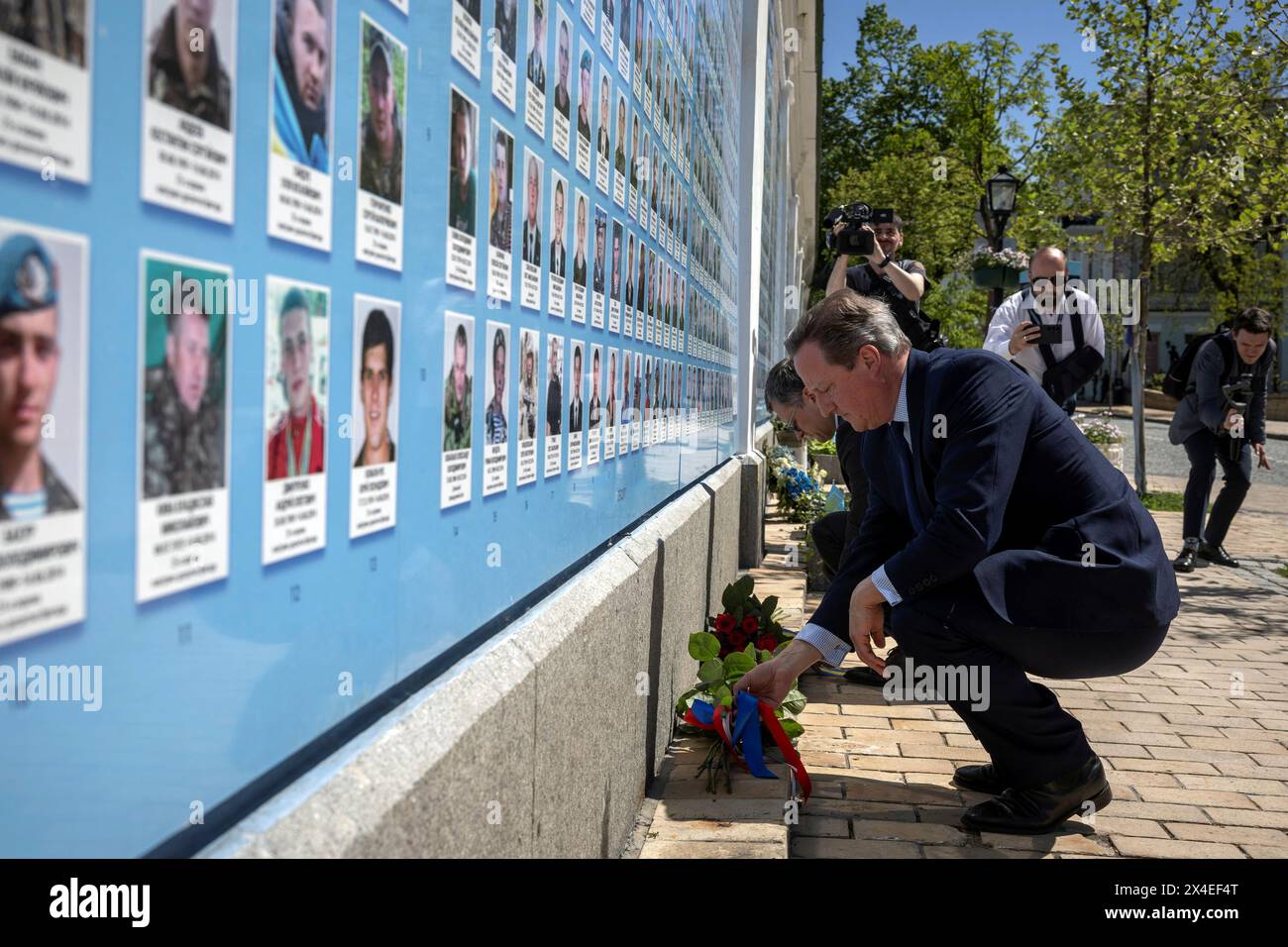 Außenminister David Cameron (rechts) und ukrainischer Außenminister Dmytro Kuleba legten während seines Besuchs in Kiew in der Ukraine Blumen an einer Gedenkmauer für gefallene Soldaten vor dem Kloster St. Michaels mit goldener Kuppel. Bilddatum: Donnerstag, 2. Mai 2024. Stockfoto