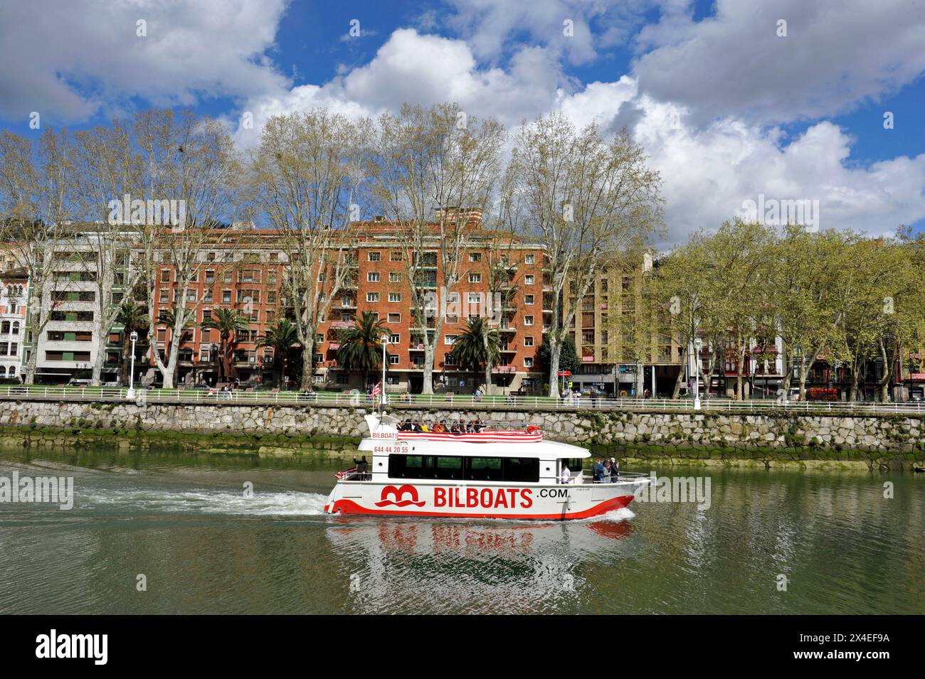 Ein Ausflugsboot auf dem Fluss Nervion, Baskenland, Bilbao, Spanien, Europa, Stockfoto