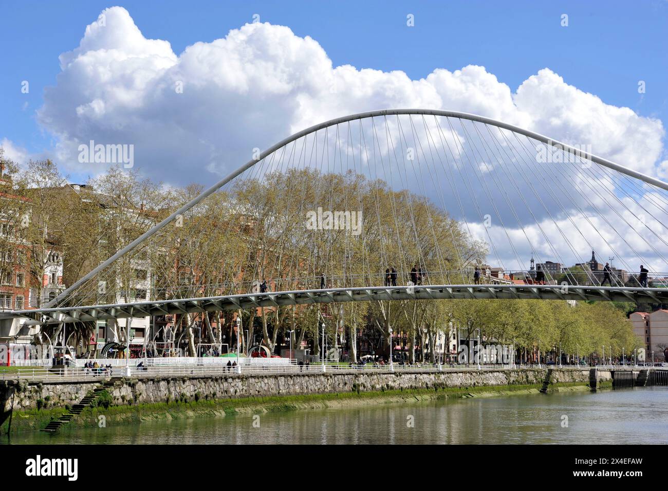 Menschen, die eine Brücke über den Nervion überqueren, Bilbao, Spanien, Europa Stockfoto