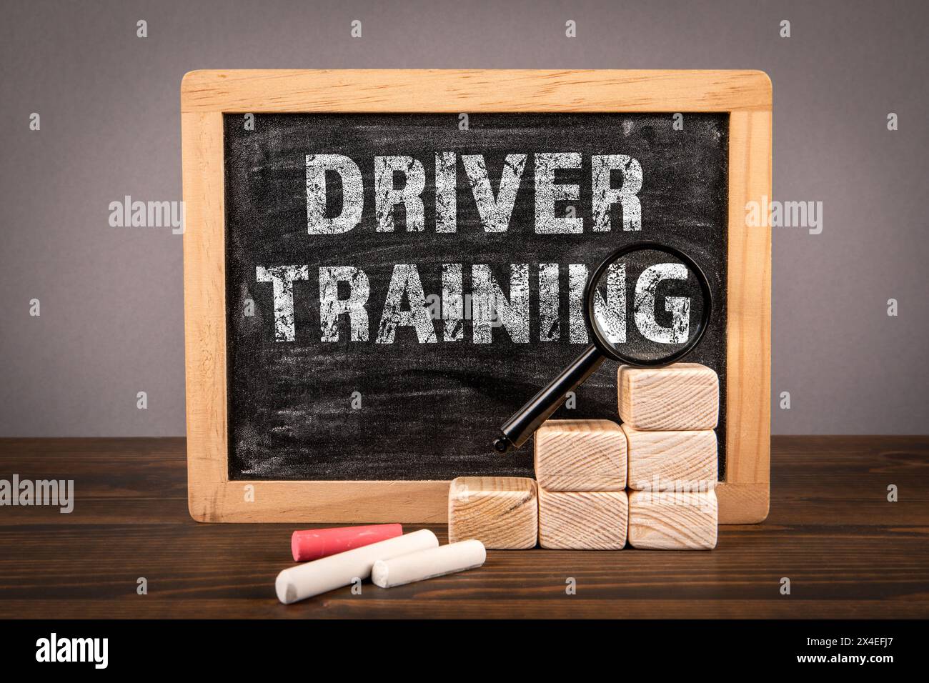 Fahrerschulung. Tafel mit Text auf Holztisch. Stockfoto