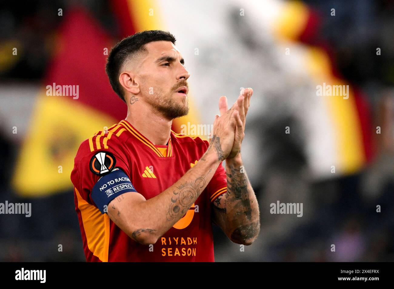 Rom, Italien. Mai 2024. Lorenzo Pellegrini von AS Roma sieht niedergeschlagen aus, als er die Fans am Ende des Europa League-Fußballspiels zwischen AS Roma und Bayer Leverkusen im Olimpico-Stadion in Rom (Italien) am 2. Mai 2024 begrüßt. Quelle: Insidefoto di andrea staccioli/Alamy Live News Stockfoto