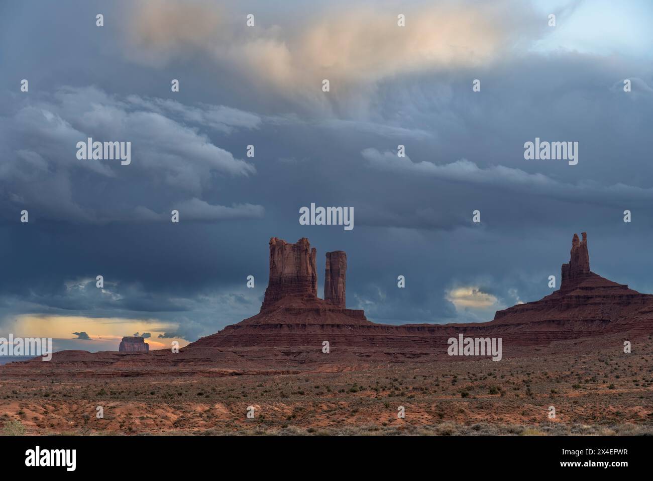 USA, Arizona. Sturmwolken bei Sonnenuntergang über dem Monument Valley. Stockfoto