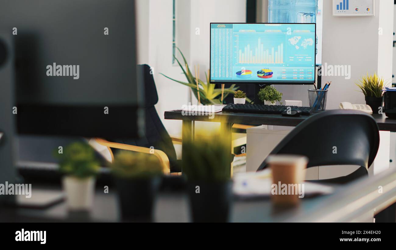 Der Computerbildschirm im Geschäftsbüro zeigt Börsenwerte in Echtzeit an. Desktop-PC-Monitor am Arbeitsplatz mit Handelsindizes, die Preise und Tortendiagramme anzeigen Stockfoto