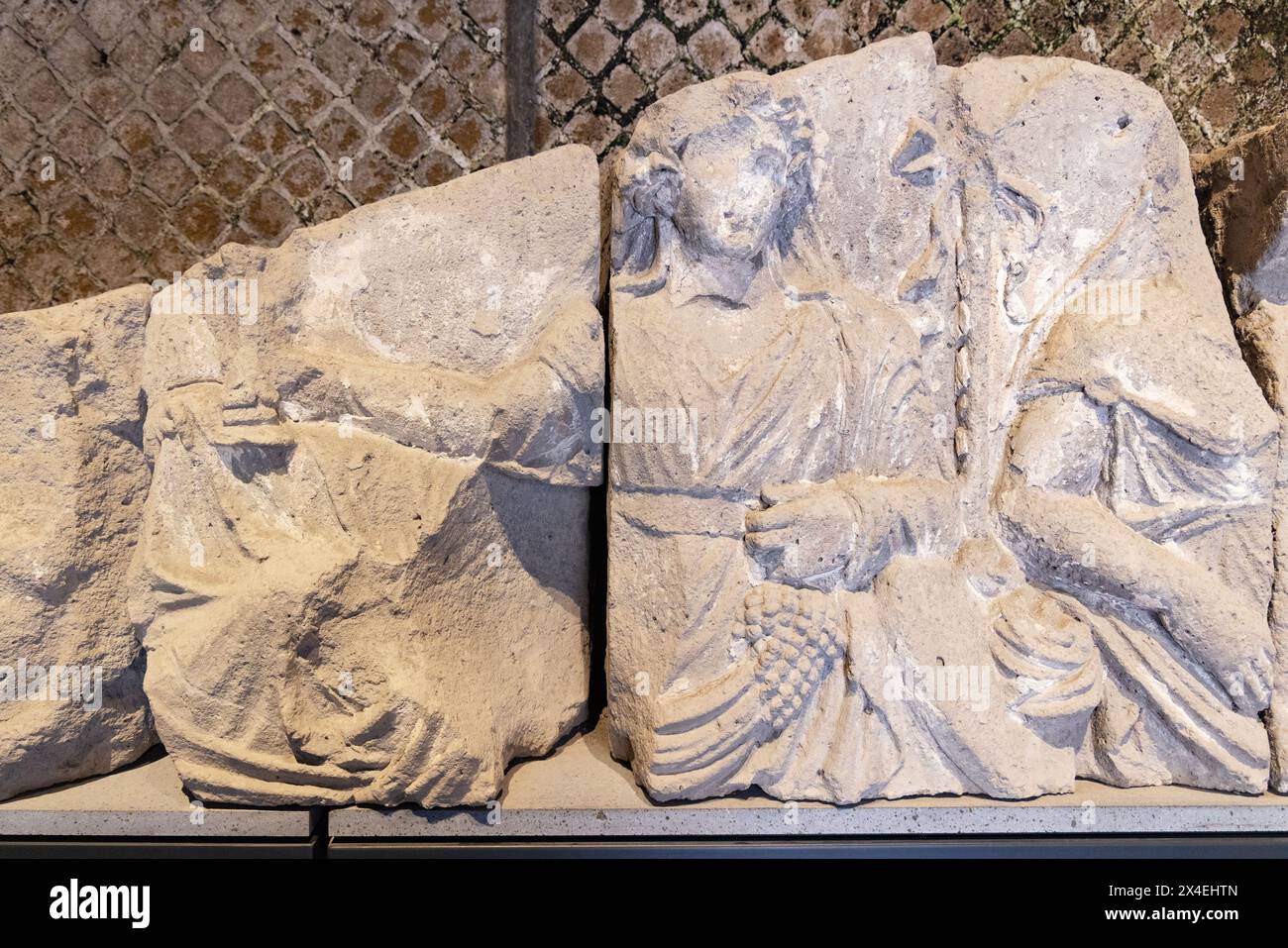 Pompeji Schnitzerei; Teil des Tempels von Bacchus (Dionysos), zeigt Bacchus, Gott der Landwirtschaft, Wein und Fruchtbarkeit; Pompeji Museum, Pompeji Italien Stockfoto