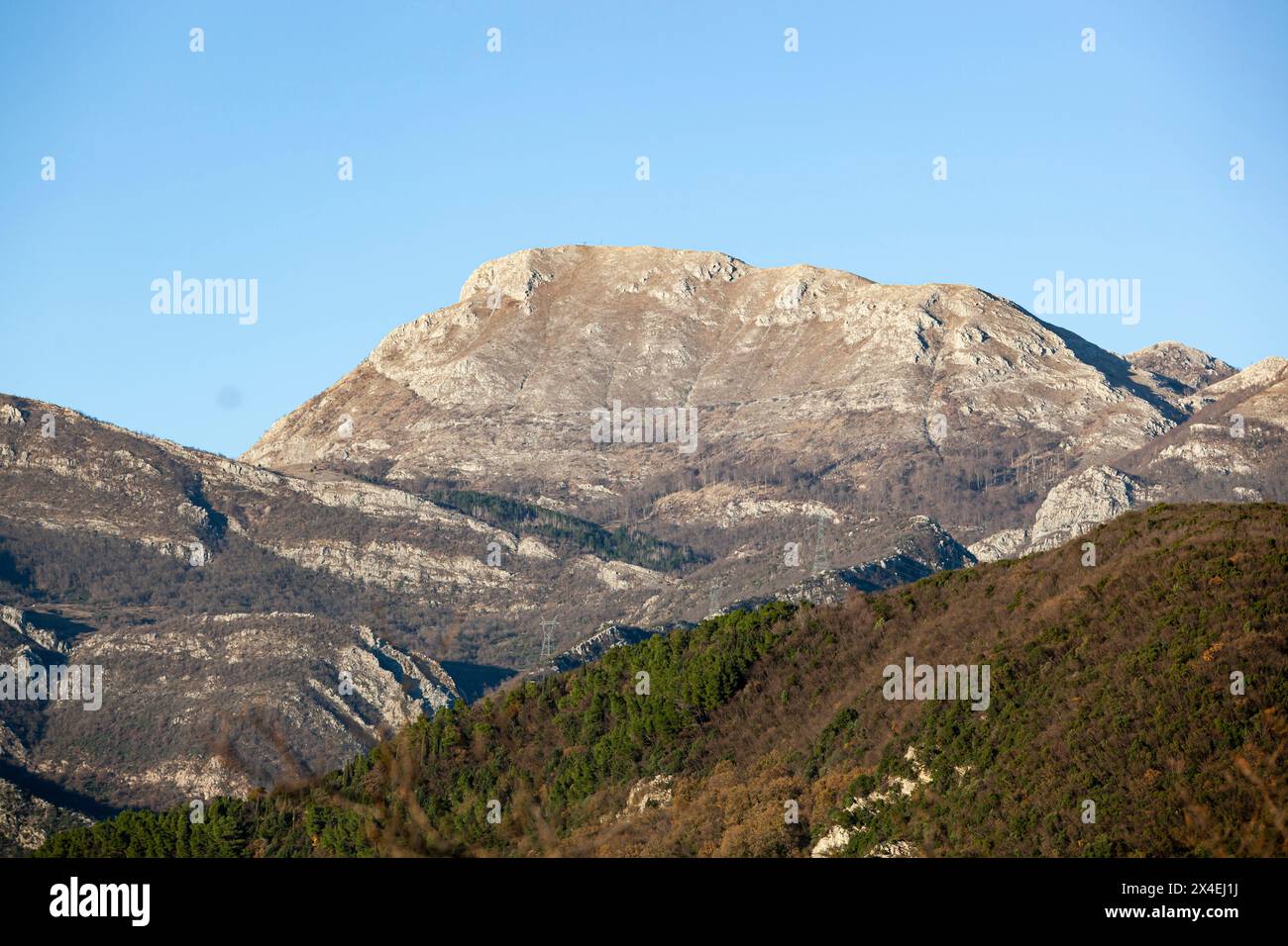 Frühling in den Bergen, wunderschöne Berglandschaft. Blick auf die Bergkette und die grünen Bäume. Sommer, Herbst und Winter. Budva, Montenegro. Stockfoto