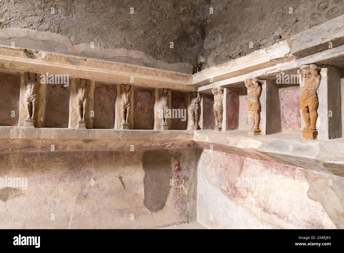 Pompeji Thermalbäder oder öffentliche Bäder im Inneren; Statuen an der Wand der Bäder aus dem 1. Jahrhundert n. Chr.; Pompeji Forum Thermen; Pompeji Italien Stockfoto