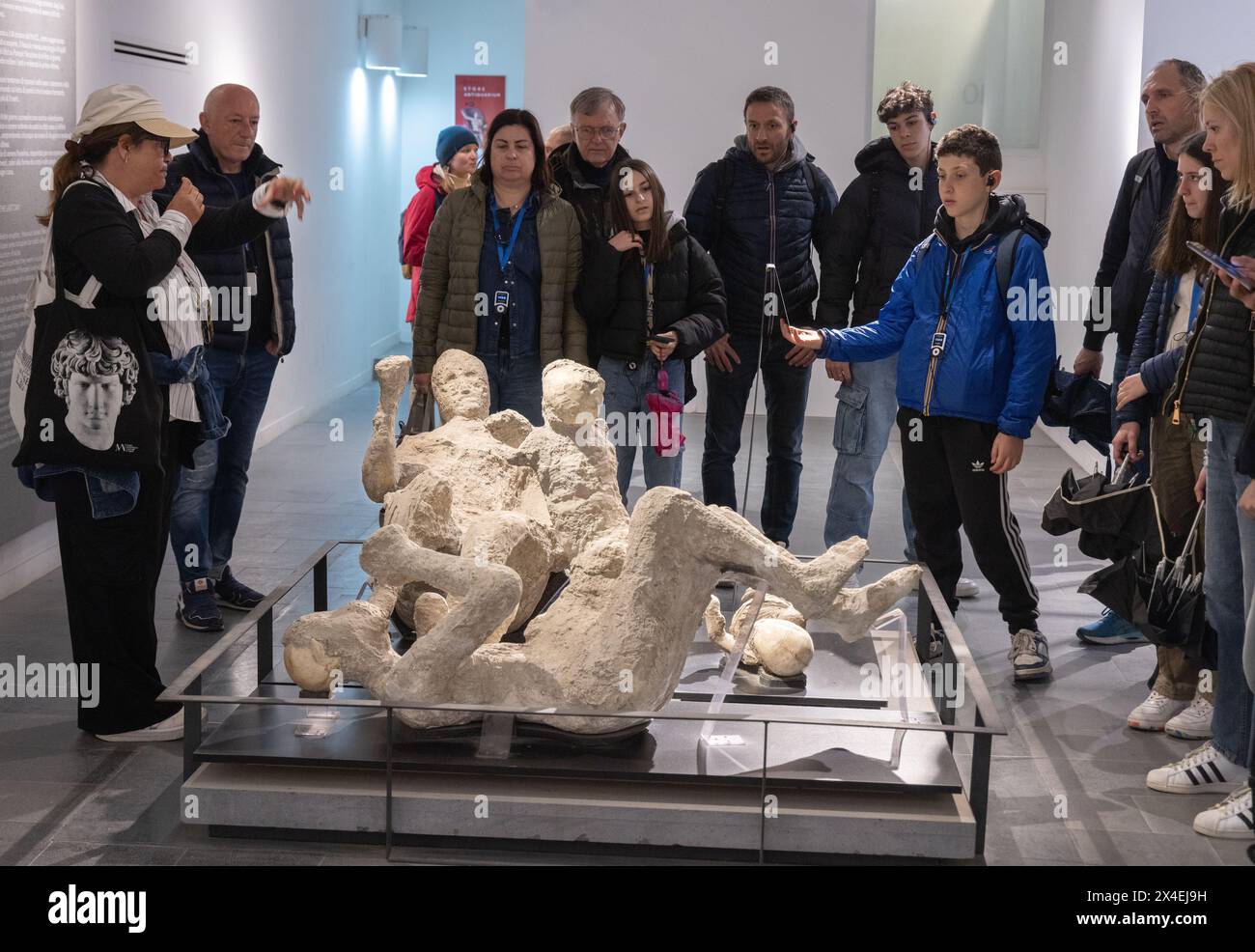 Tourismus Pompeji Italien - Touristen, die die Abgüsse der Leichen von Erwachsenen und Kindern betrachten; Pompeji-Weltkulturerbe, Kampanien Italien Stockfoto