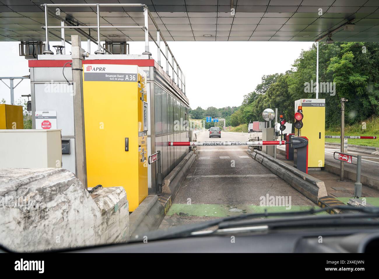 Besancon, Frankreich - 3. Juli 2021: Gemeinsame Autobahnmautstelle in Frankreich (Gare de Peage) Stockfoto