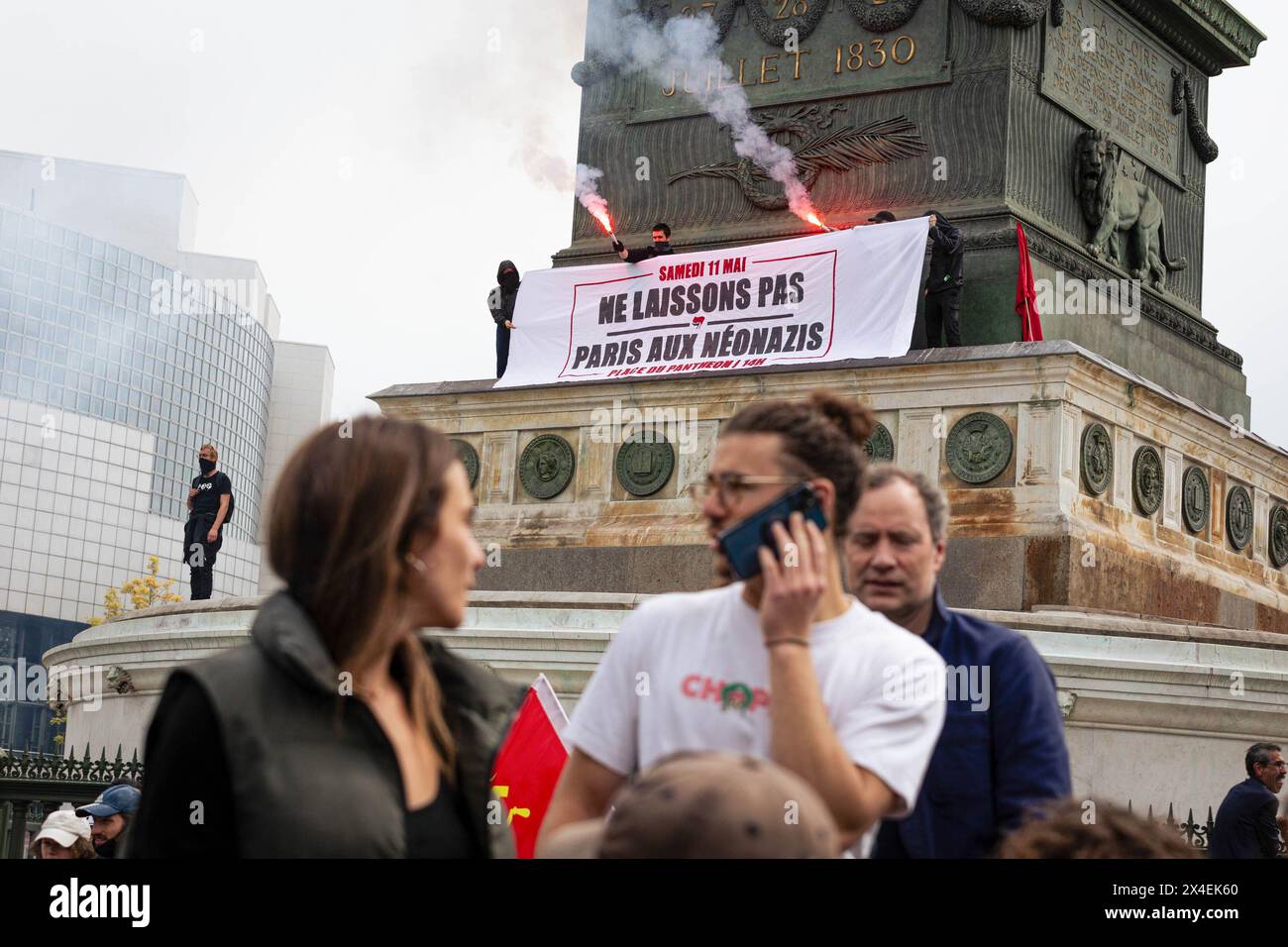 Paris, Frankreich. Mai 2024. Die Demonstranten zeigen ein riesiges Banner in der Julisäulenstatue am Place Bastille, auf dem steht: „Überlass Paris nicht den Nazis“, während der Maidemonstration. Rund 200 000 Menschen waren bei den Demonstrationen am 1. Mai, dem Tag der Arbeit, in Paris anwesend. Neben der gewerkschaft nahmen auch mehrere Pro-Palästina- und Anti-Olympia-Aktivistengruppen am märz dieses Jahres Teil. Mehrere Zusammenstöße mit der Polizei wurden auf der Strecke zwischen Place de Republique und Place de Nation aufgezeichnet. Quelle: SOPA Images Limited/Alamy Live News Stockfoto
