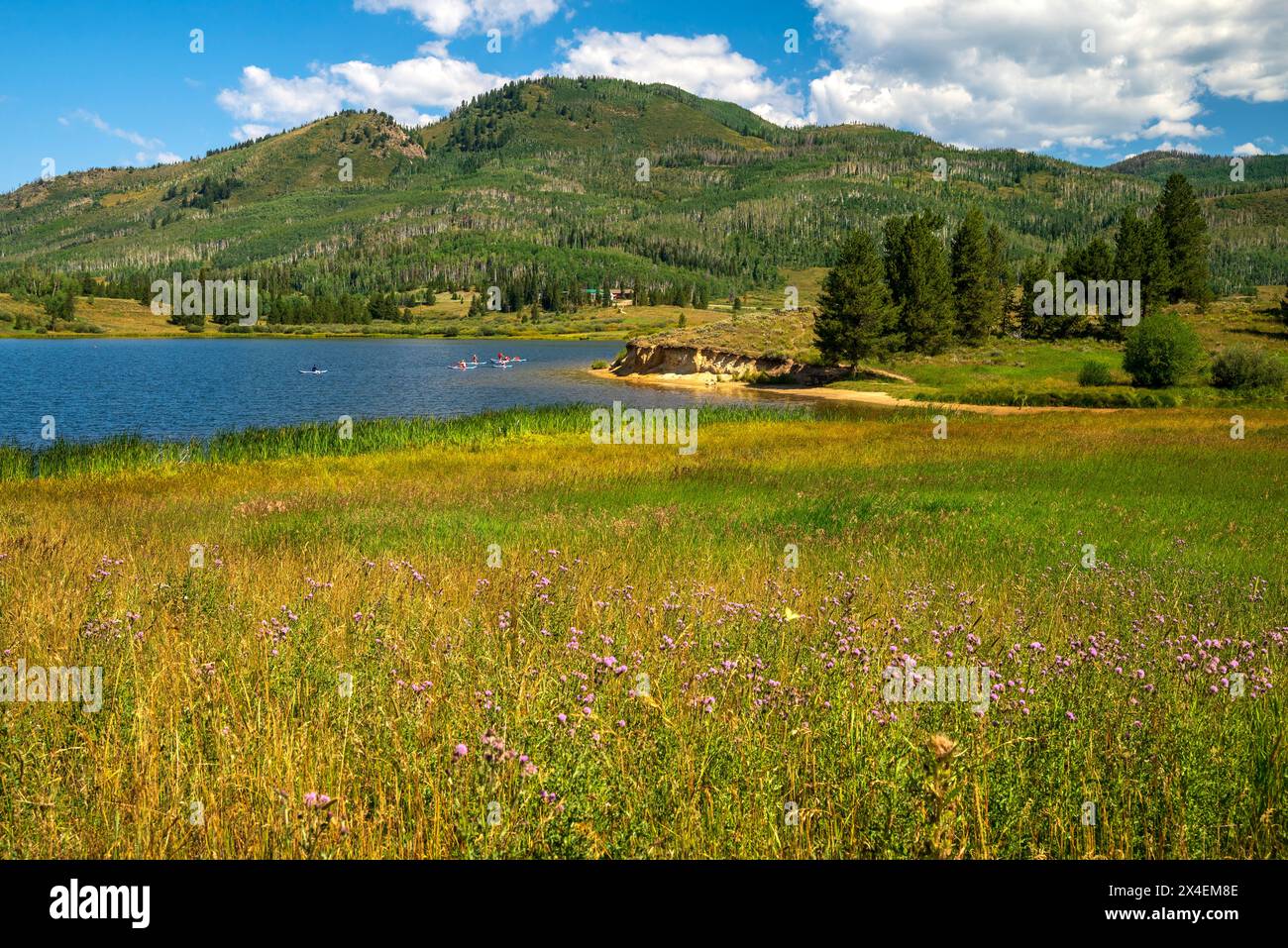 USA, Colorado. Kajakfahrer auf dem Steamboat Lake. Stockfoto