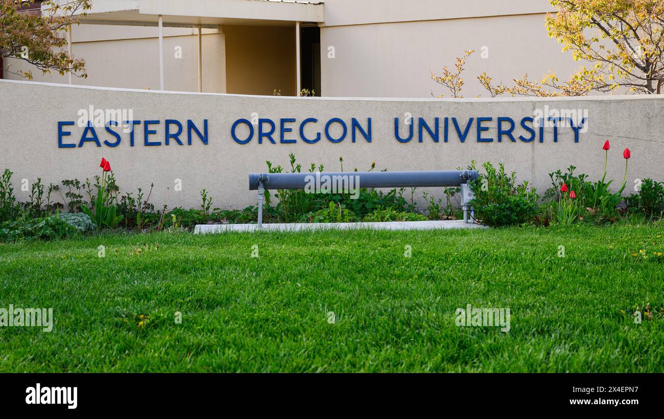 La Grande, OR, USA - 27. April 2024; Schild für Eastern Oregon University mit Grasrasen in La Grande Stockfoto