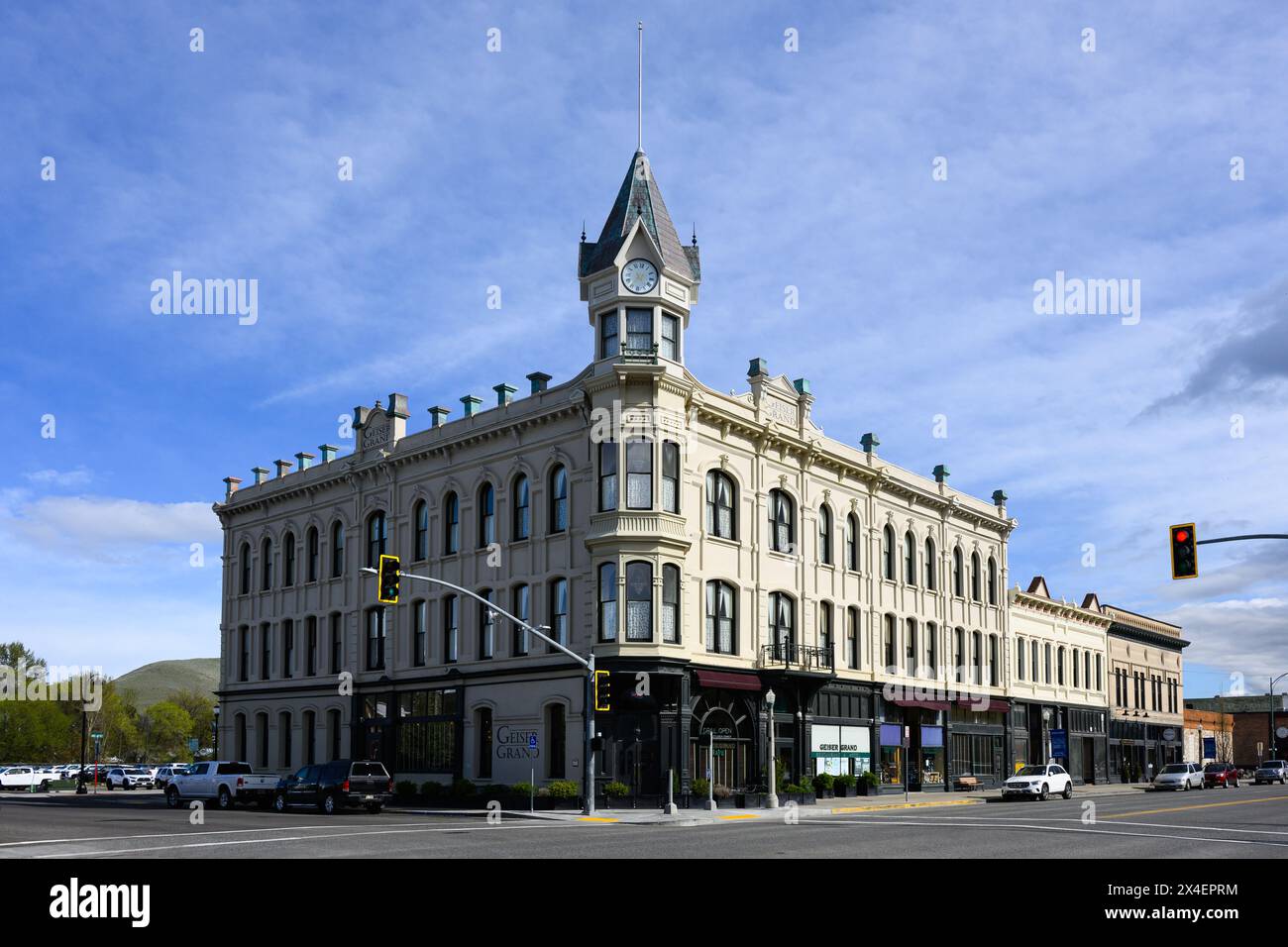 Baker City, OR, USA - 26. April 2024; Geiser Grand Hotel an der Kreuzung in der Innenstadt von Baker City am Oregon Trail Stockfoto