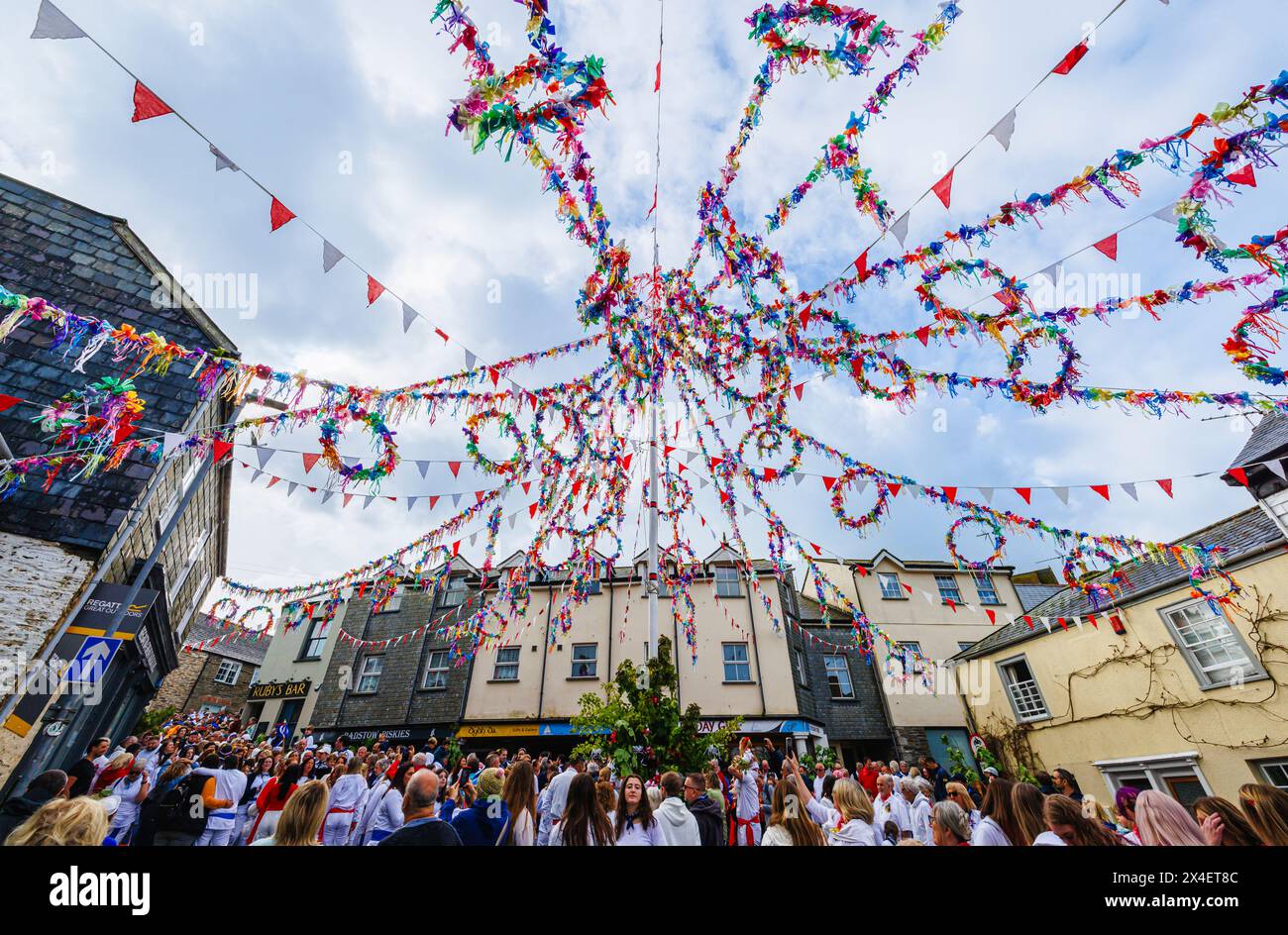 Unter der farbenfrohen Maische versammeln sich Menschenmassen zum „Obby Oss Festival“, einem traditionellen Volksfest am Maitag in Padstow, Cornwall, England Stockfoto