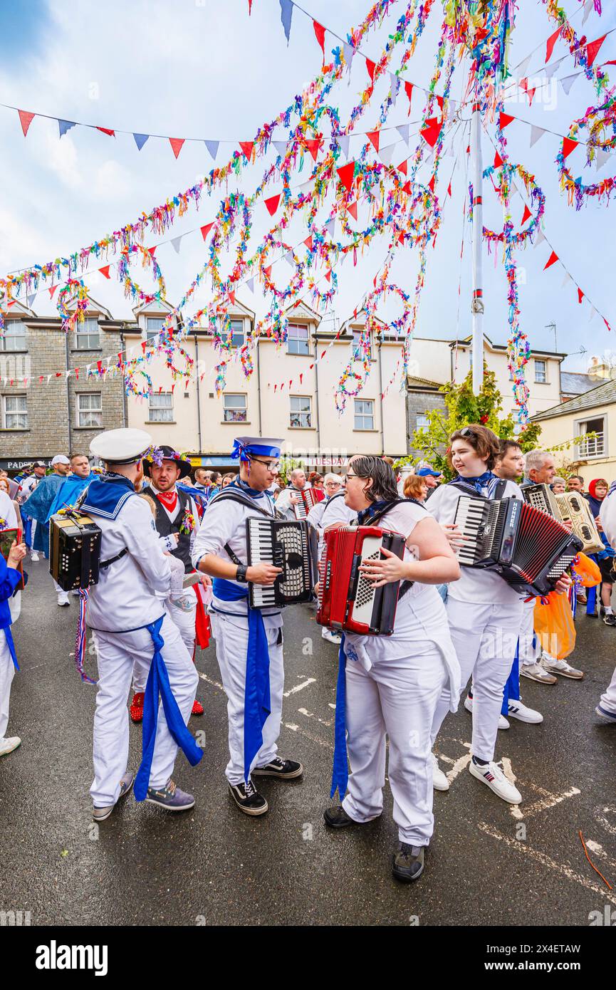 Blue Ribbon-Akkordeonspieler treffen sich um das Maypole zum „Obby'Oss Festival“, einem jährlichen Folk-Event am Maitag in Padstow, Cornwall, England Stockfoto