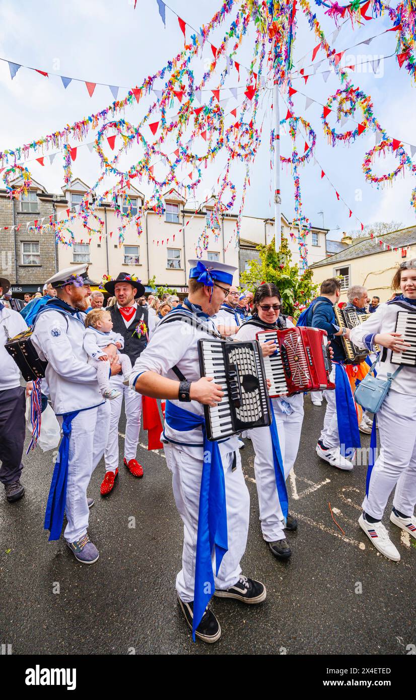 Blue Ribbon-Akkordeonspieler treffen sich um das Maypole zum „Obby'Oss Festival“, einem jährlichen Folk-Event am Maitag in Padstow, Cornwall, England Stockfoto