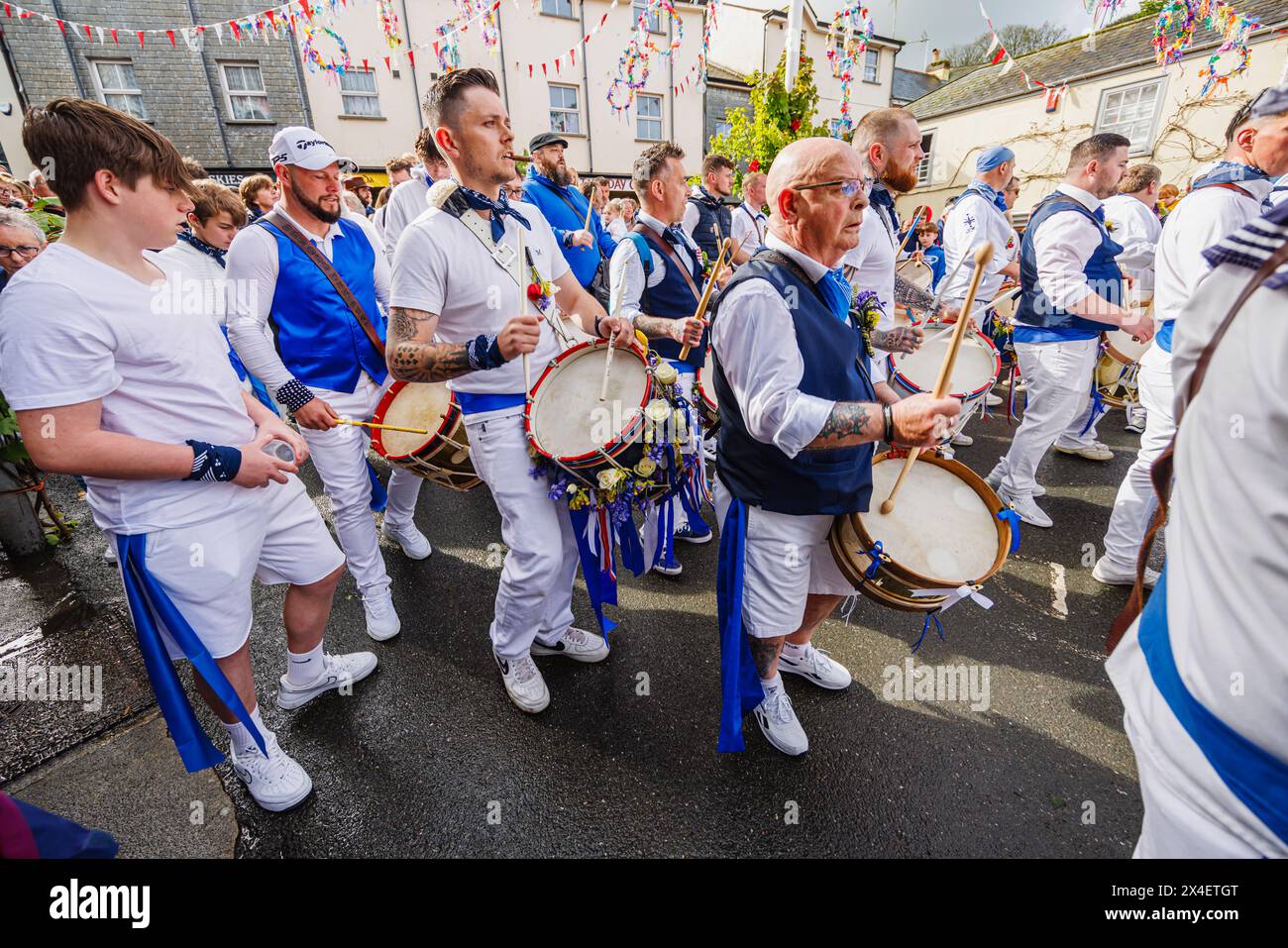 Blue Ribbon Trommler, die beim „Obby'Oss Festival“ auf den Straßen vormarschieren, einem traditionellen Folk-Event am Mai in Padstow, Cornwall Stockfoto