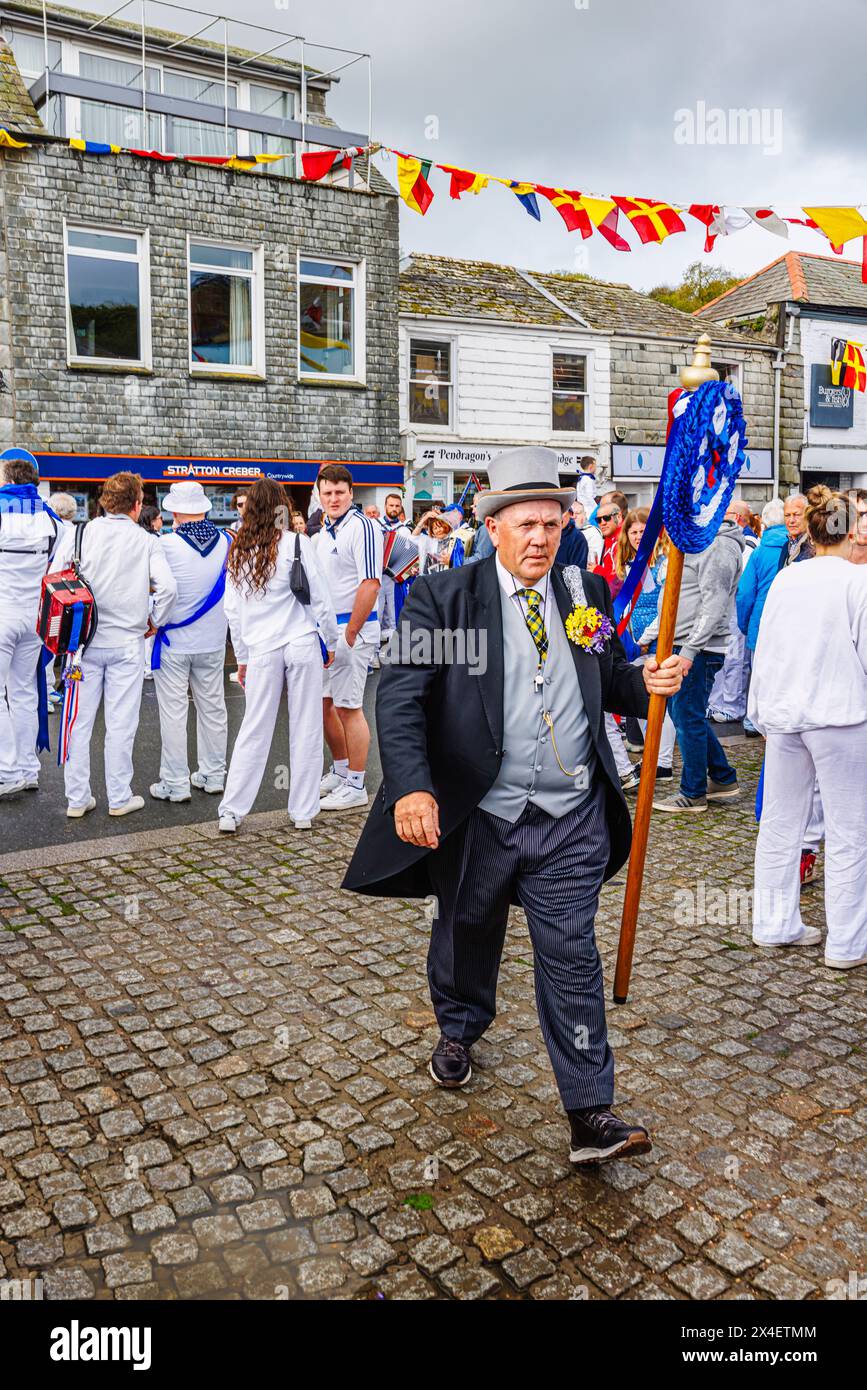 Das Blue Ribbon MC Doug Martyn beim „Obby'Oss Festival“, einem traditionellen Folk-Festival am 1. Mai in Padstow, einer Küstenstadt in Cornwall, England Stockfoto