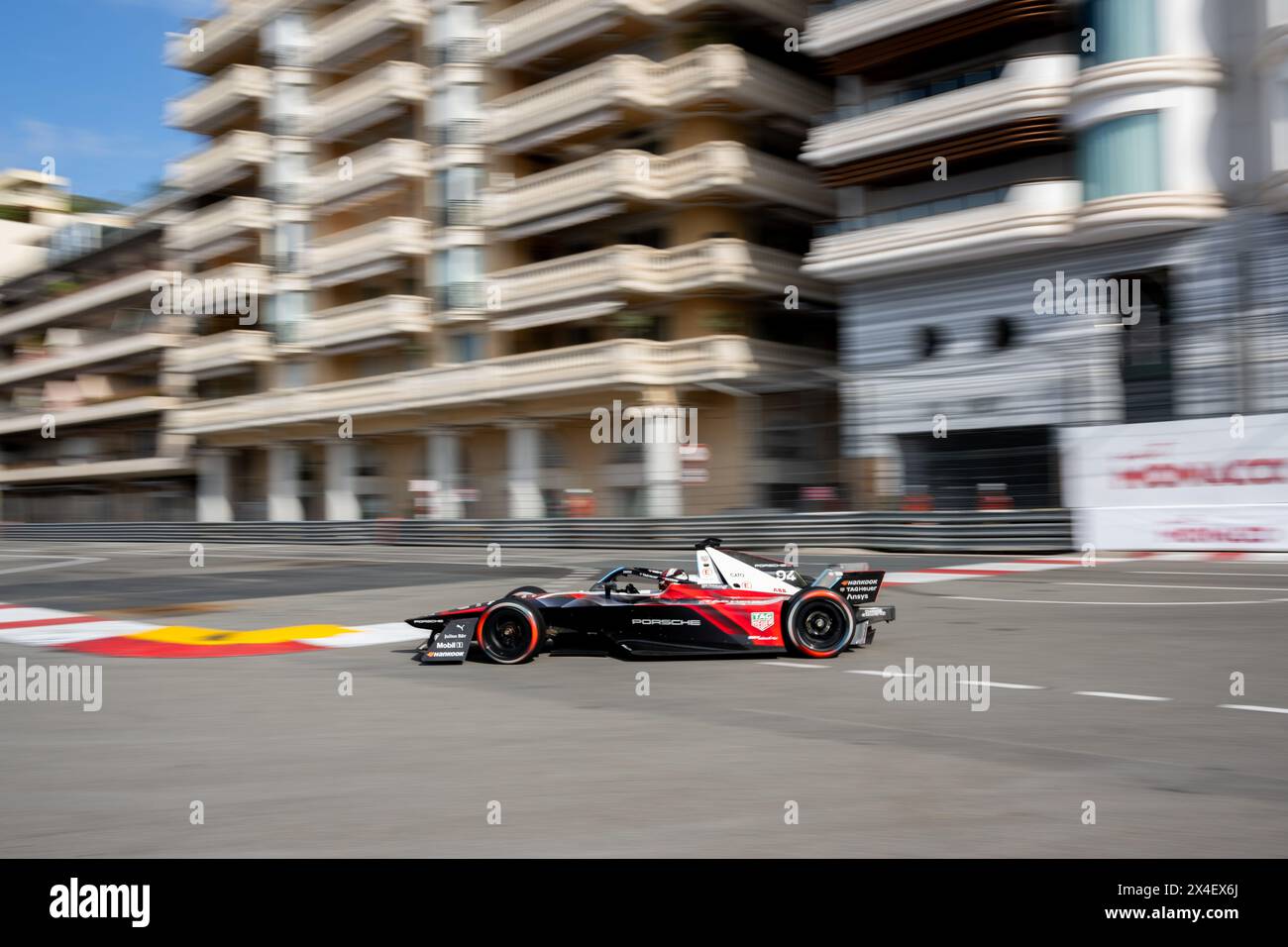 Monaco, Monaco. April 2024. Tag Heuer Porsche-Pilot Pascal Wehrlein bei der ABB Formel-E-Weltmeisterschaft Monaco E-Prix 2024. Endgültiger Rang: 1. Mitch Evans – JAGUAR TCS Racing, 2. Nick Cassidy – JAGUAR TCS Racing, 3. Stoffel Vandoorne DS - PENSKE (Foto: Laurent Coust/SOPA Images/SIPA USA) Credit: SIPA USA/Alamy Live News Stockfoto