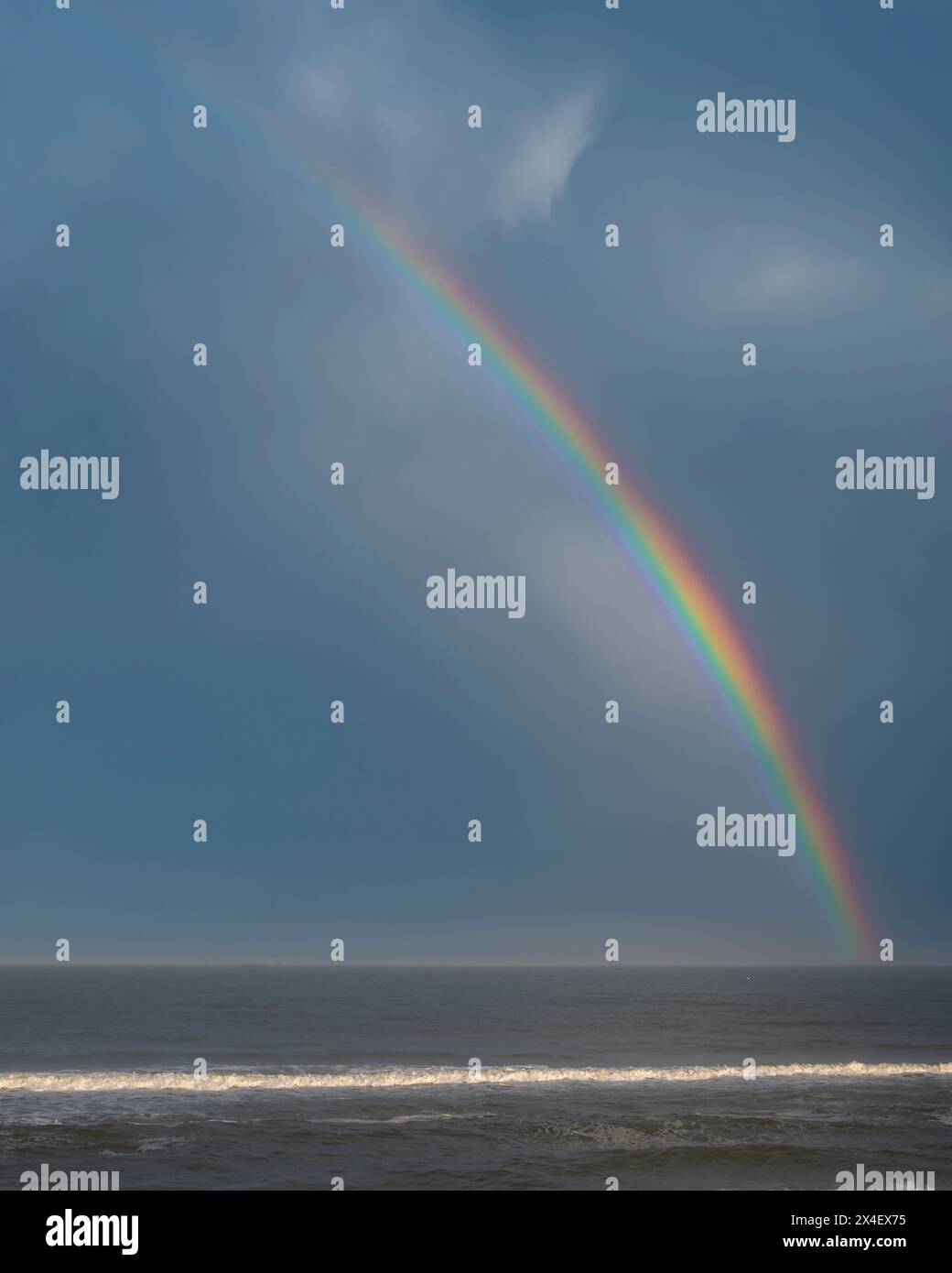 USA, New Jersey, Cape May National Seashore. Regenbogen über dem Meer. Stockfoto
