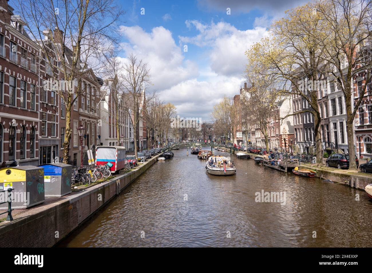 Blick auf einen Kanal von Sleutelbrug in Amsterdam, Niederlande. Stockfoto