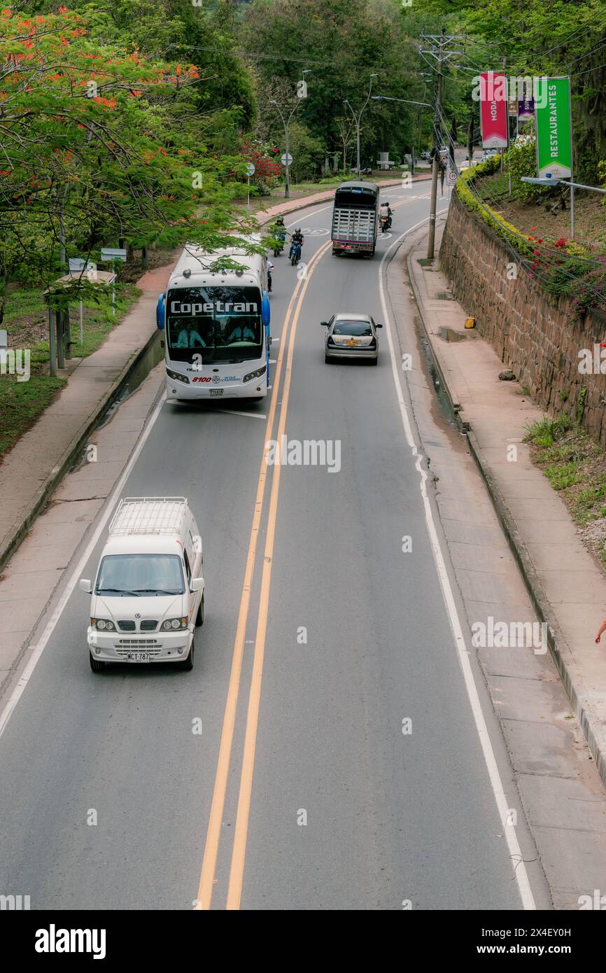 San Gil, Santander, Kolumbien, 26. April 2024, Landschaft der Santander Avenue in San Gil mit moderatem Verkehr an einem sonnigen Tag Stockfoto