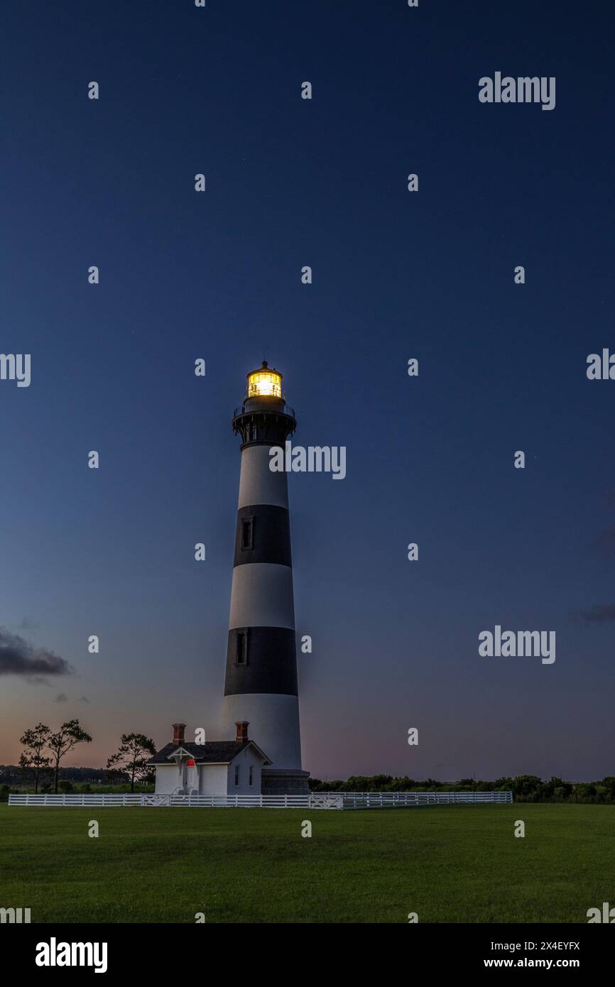 USA, North Carolina, Nags Head. Bodie Island Lighthouse bei Sonnenuntergang Stockfoto