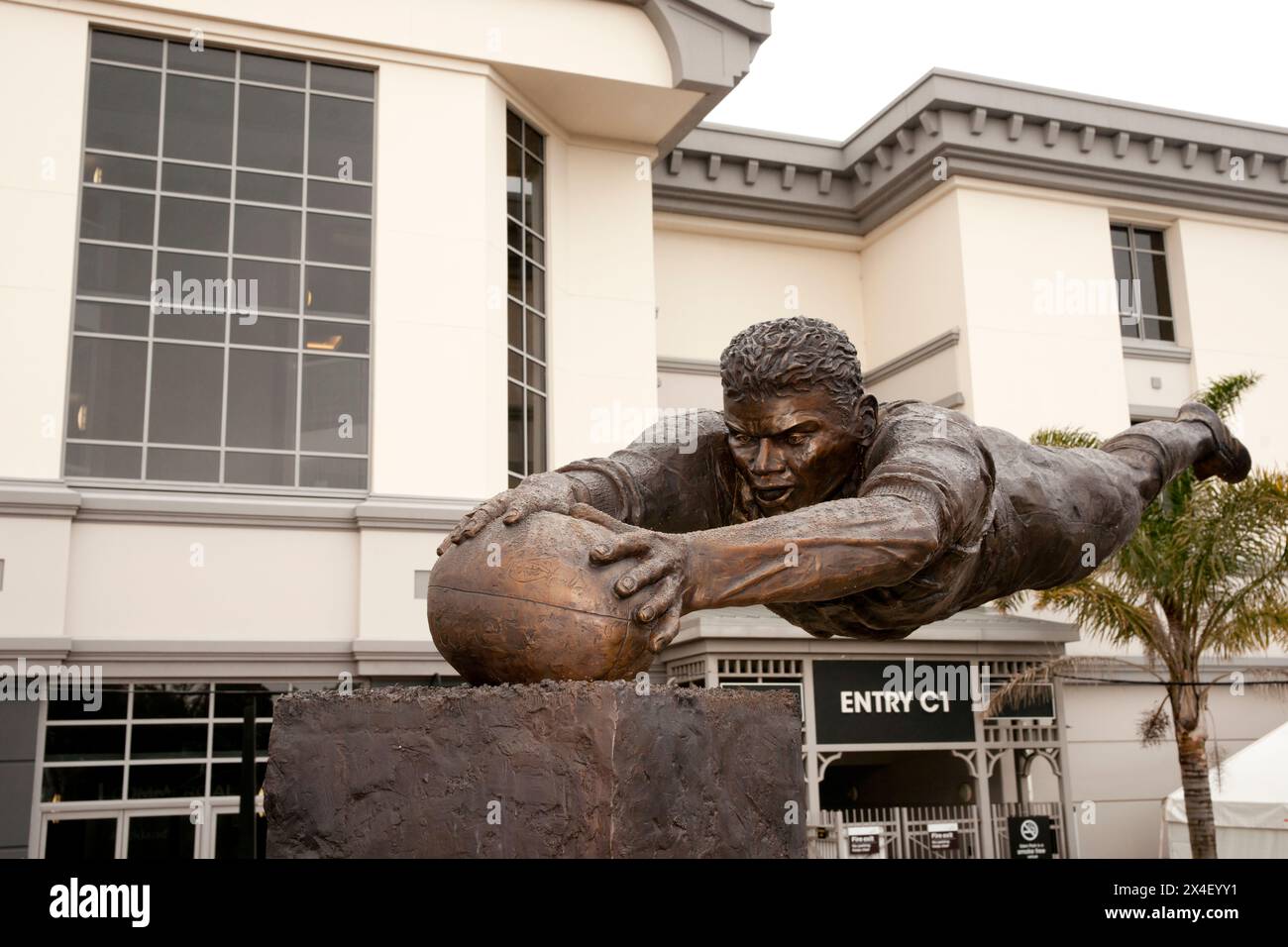 Auckland Neuseeland - August 31 2011; berühmter Rugby-union-Spieler in Bronzestatue vor dem Eden Park in Auckland verewigt Stockfoto