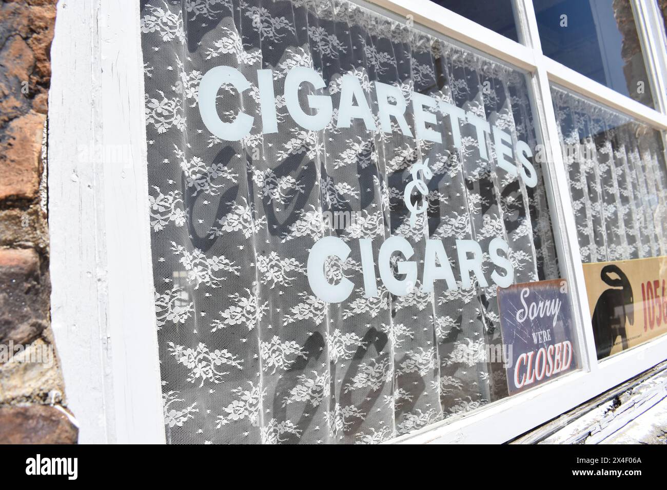 Spencer, MO, USA, 4.13.24. Das Fenster im alten Café in Spencer, MO, wirbt für Zigaretten und Zigarren. Spencer ist eine Touristenattraktion entlang der Old Rt 66. Stockfoto