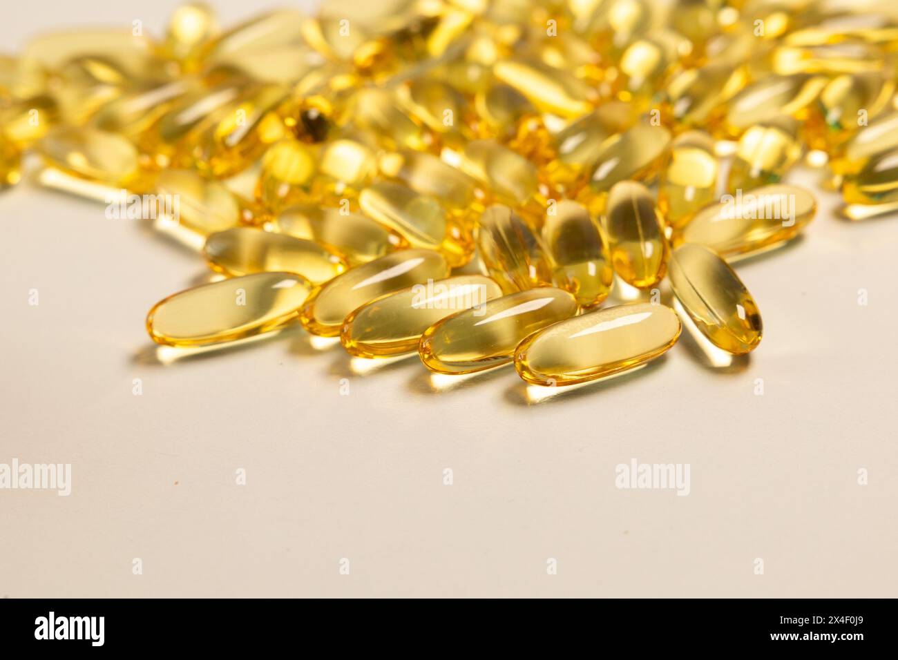 Fischöl Pillen mit Omega 3 mit goldgelber Farbe, einem essentiellen Nährstoff Stockfoto