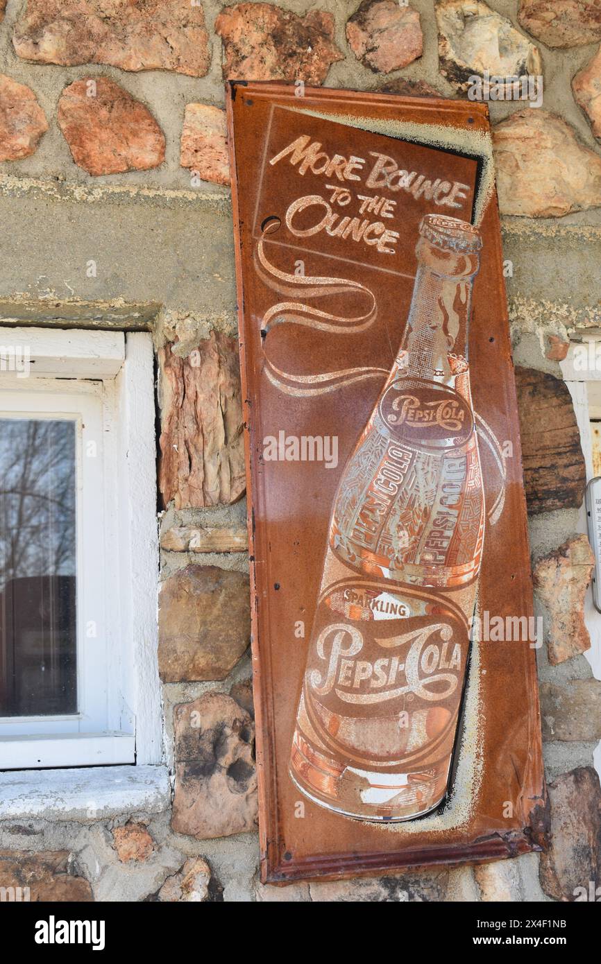 Spencer, MO, USA, 13-4-24 vor dem restaurierten Café hängt ein altes Metallschild mit der Werbung für Pepsi-Cola, eine Erinnerung an vergangene Zeiten. Stockfoto