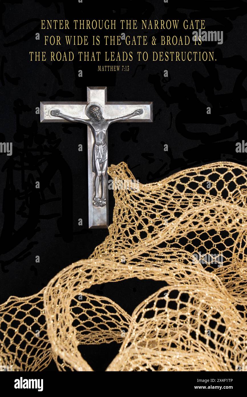 Betreten Sie das schmale Tor für das weite Tor führt zur Zerstörung, zitiert aus der Bibel, Matthäus 7,13. Sehen Sie das Kruzifix mit Jesus und den abstrakten Weg der Zerstörung. Stockfoto
