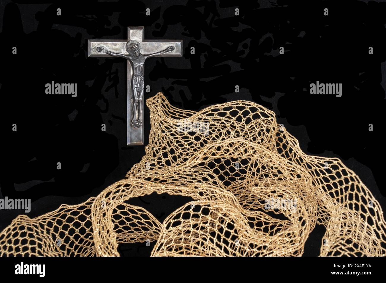 Das christliche Kreuz zeigt Jesus Christus, Erlöser. Der Vordergrund hat eine abstrakte Ansicht der krummen Wege der Welt, die schließlich zu einem silbernen Kreuz der Kreuzigung führt. Stockfoto