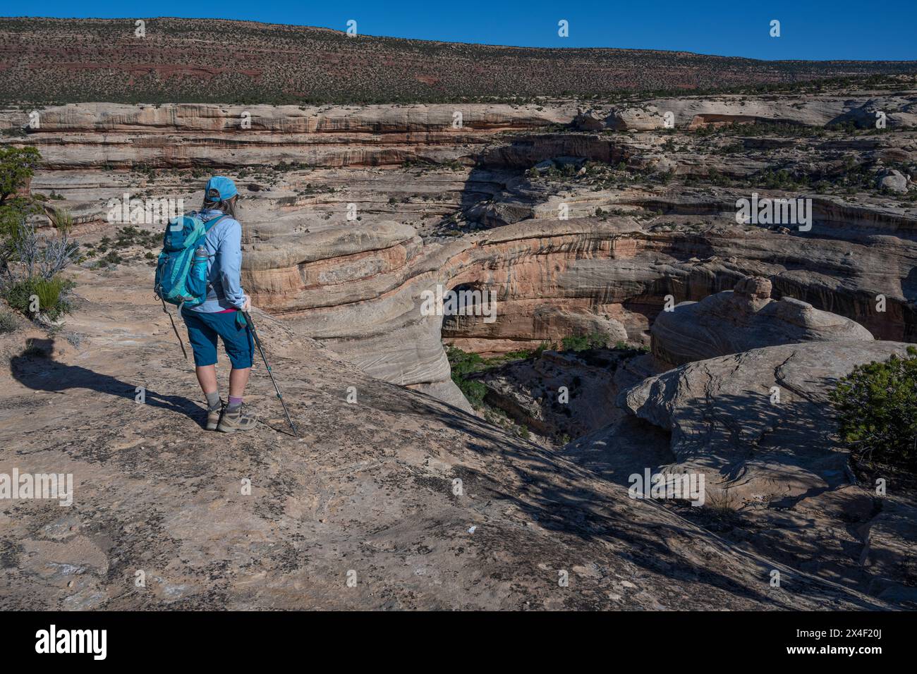 USA, Utah. Womanwanderungen über die Sipapu Bridge, Natural Bridges National Monument. HERR) Stockfoto