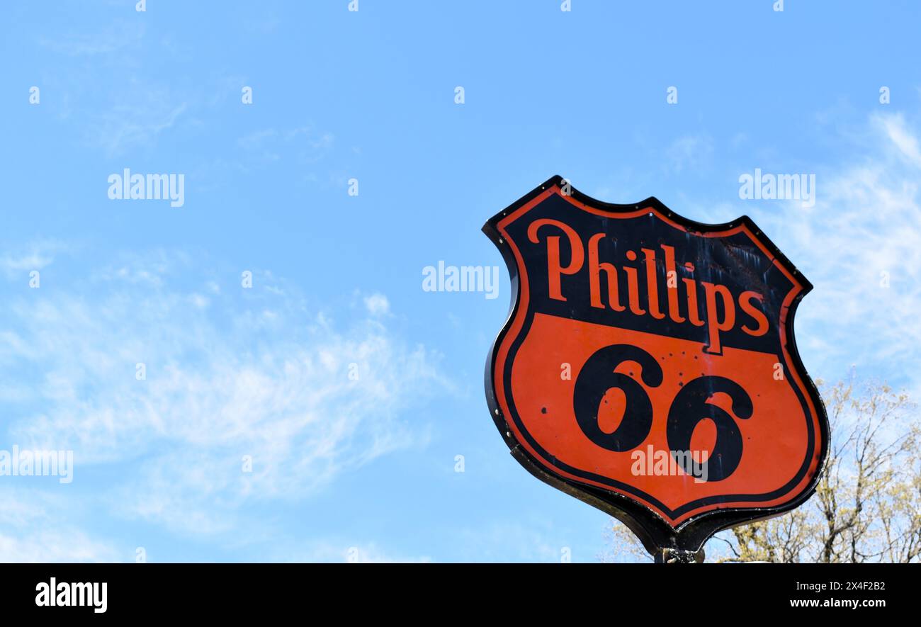 Spencer, MO, USA, 4-13-24 eine alte Phillips 66 Station trägt ein antikes, schwarzes und oranges Phillips 66 Schild. Die Altstadt wurde restauriert. Stockfoto