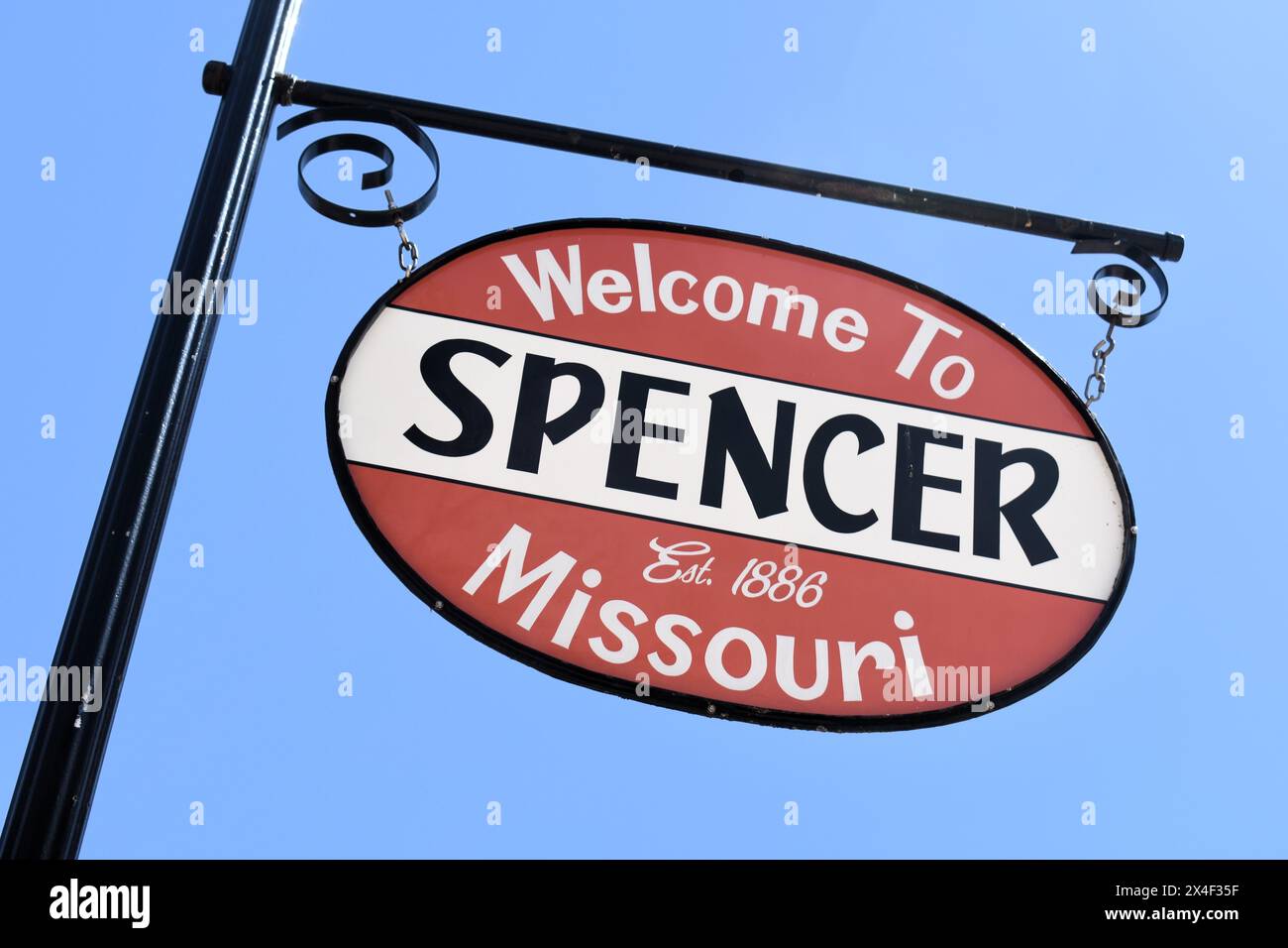 Spencer, MO, USA, 4-13-24 Ein Metallschild hängt über der kleinen Stadt Spencer, die restauriert wurde und heute eine Attraktion entlang der Old Route 66 ist Stockfoto