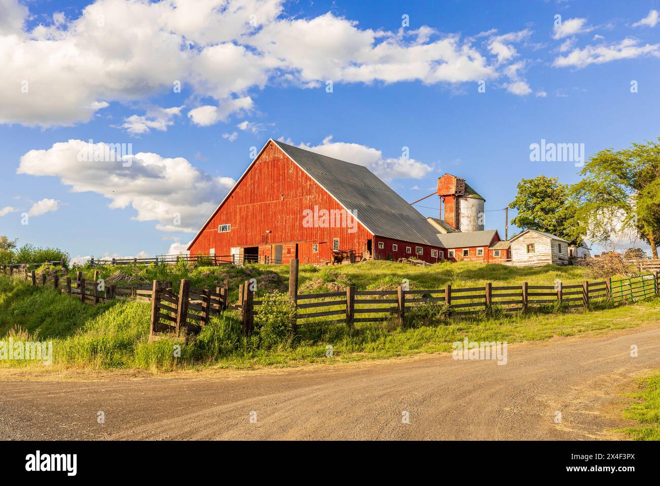 USA, Washington State, Garfield, Palouse. Rote Scheune, blauer Himmel, weiße Wolken. (Nur Für Redaktionelle Zwecke) Stockfoto