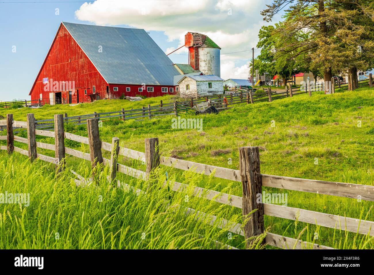 USA, Washington State, Garfield, Palouse. Rote Scheune, blauer Himmel, weiße Wolken. (Nur Für Redaktionelle Zwecke) Stockfoto