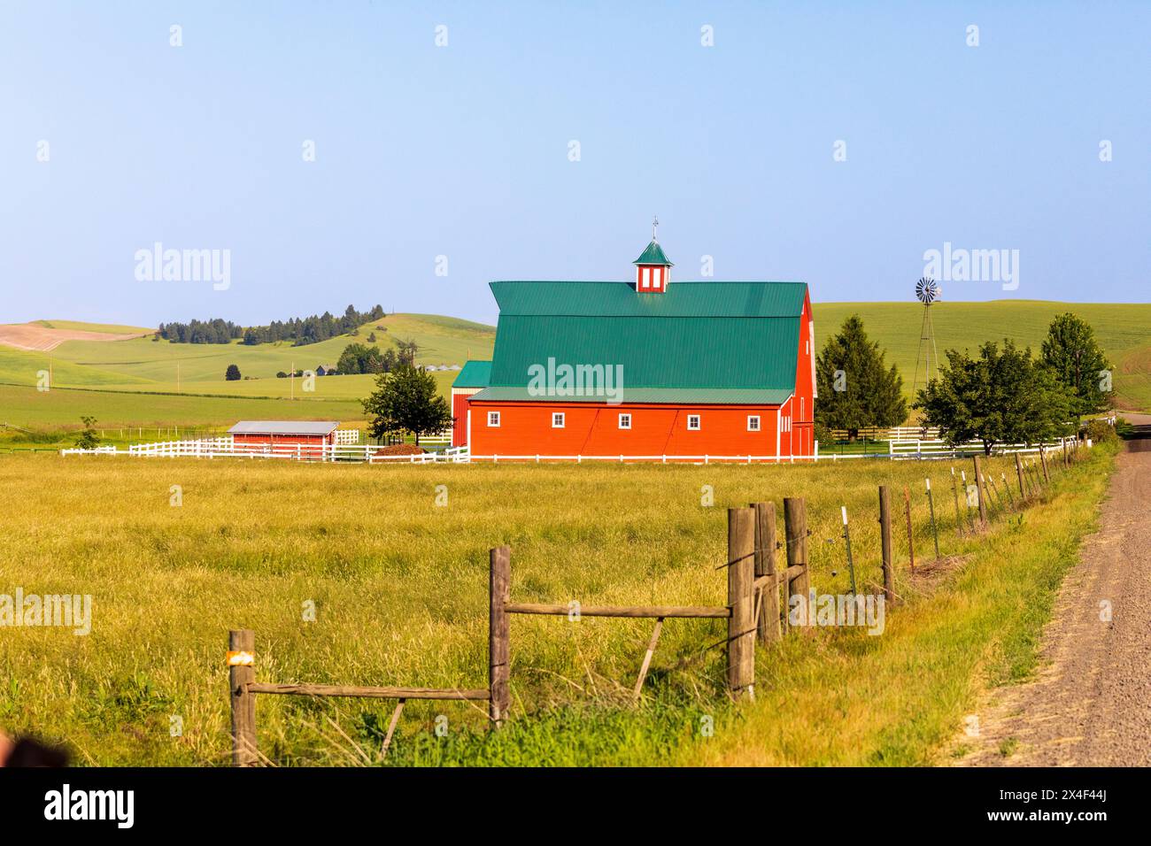 USA, Washington State, Palouse. Rote Scheune, grünes Dach. Colfax. (Nur Für Redaktionelle Zwecke) Stockfoto