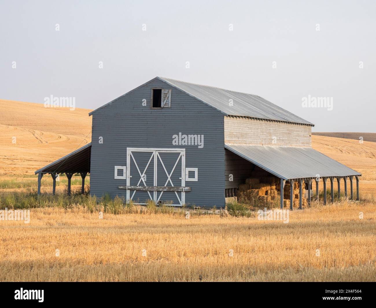 Graue Scheune mit geerntetem Weizenfeld umliegende Scheune. (Nur Für Redaktionelle Zwecke) Stockfoto