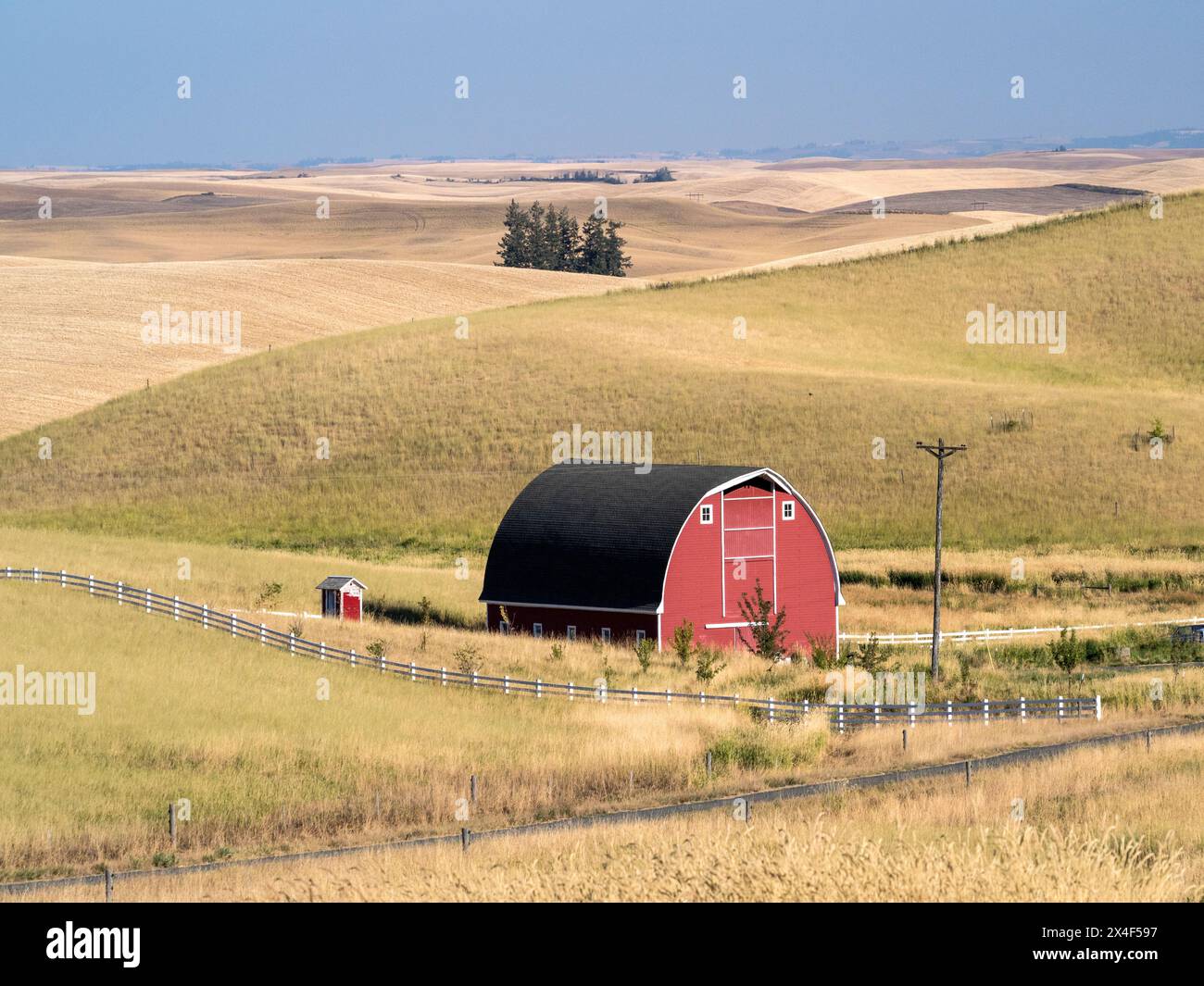 Rote Scheune und Zaunlinie zur Erntezeit in der Palouse. (Nur Für Redaktionelle Zwecke) Stockfoto