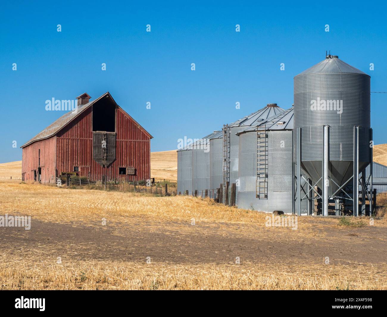 Rote Scheune und Kornbehälter zur Erntezeit. (Nur Für Redaktionelle Zwecke) Stockfoto
