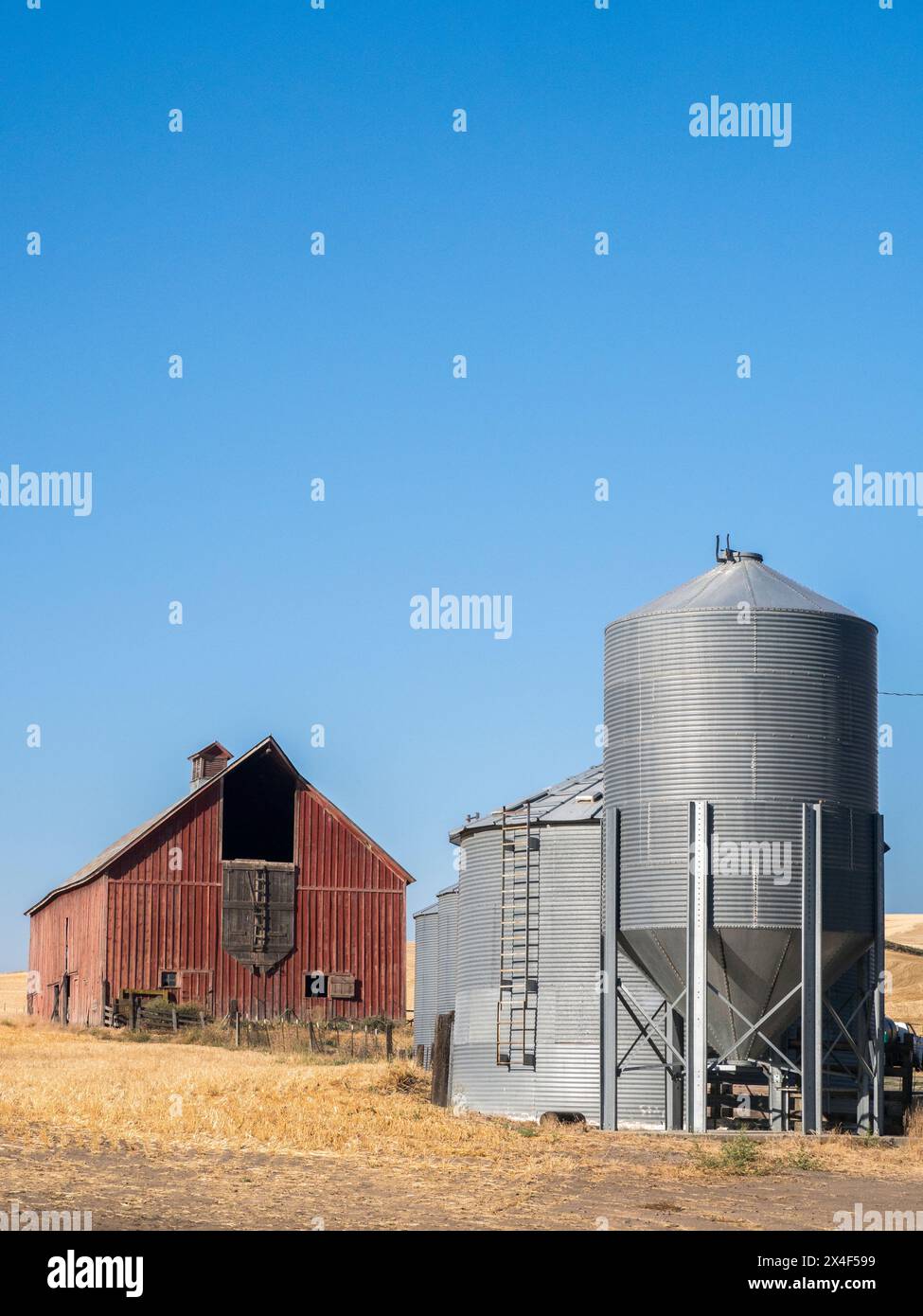 Rote Scheune und Kornbehälter zur Erntezeit. (Nur Für Redaktionelle Zwecke) Stockfoto