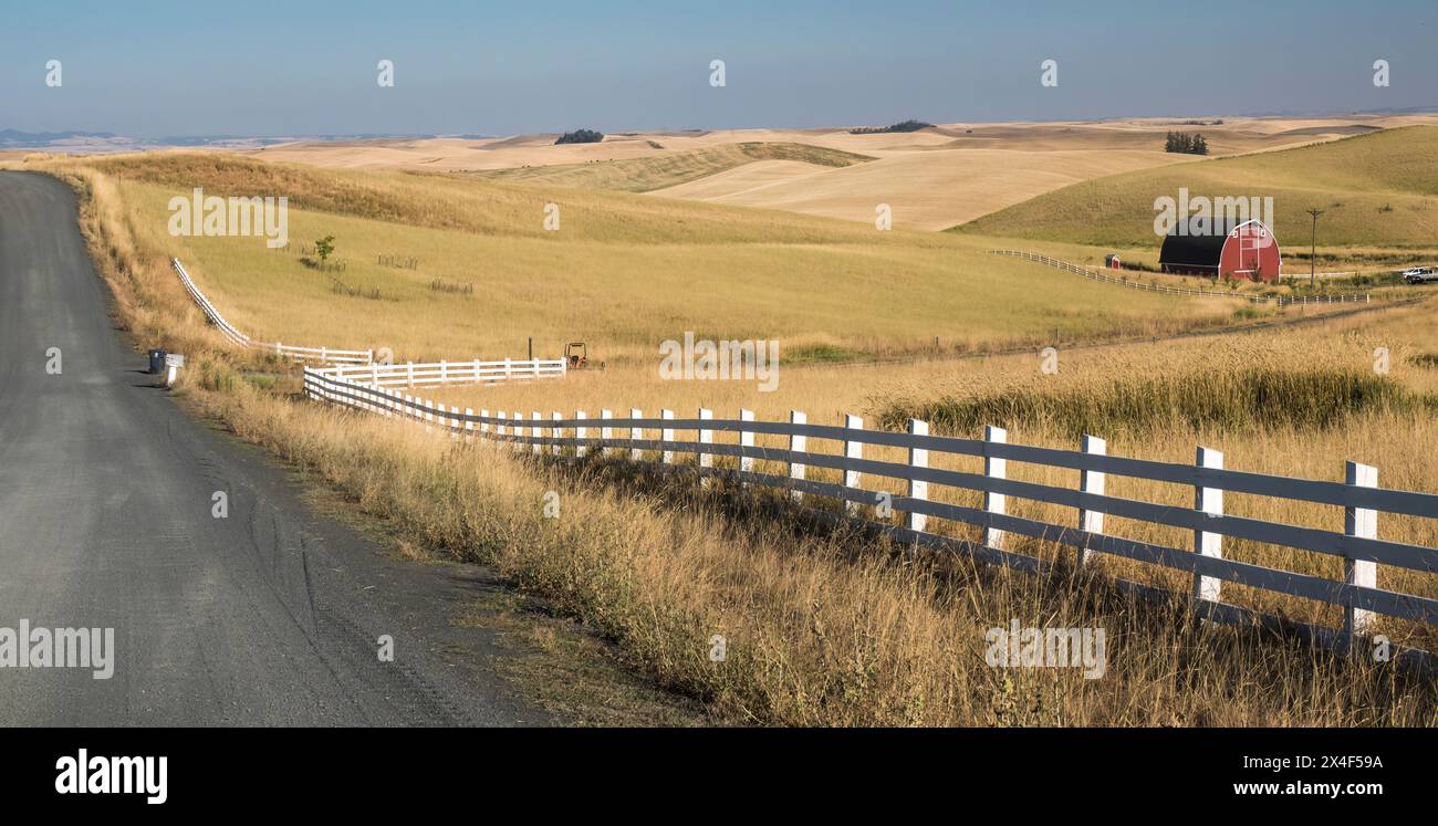 Rote Scheune und Zaunlinie zur Erntezeit in der Palouse. (Nur Für Redaktionelle Zwecke) Stockfoto