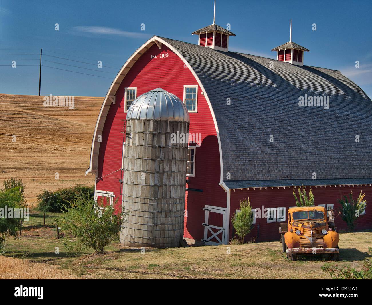 Rote Scheune und Silo und orangefarbener Lkw zur Erntezeit in der Palouse. (Nur Für Redaktionelle Zwecke) Stockfoto