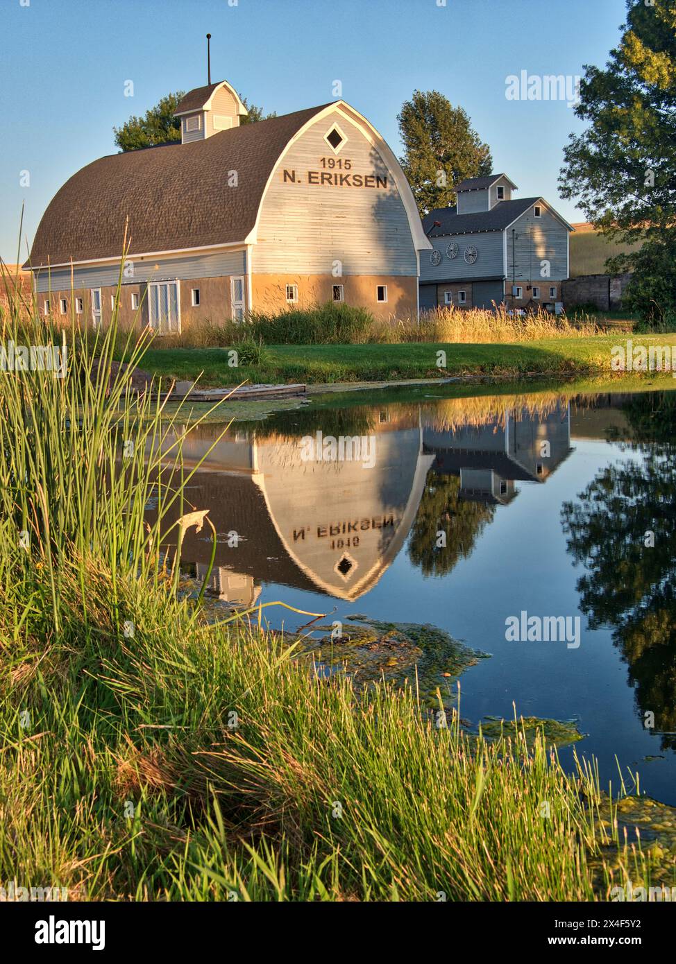 Die Erickson 1915 Scheune mit Spiegelbild im Teich. (Nur Für Redaktionelle Zwecke) Stockfoto