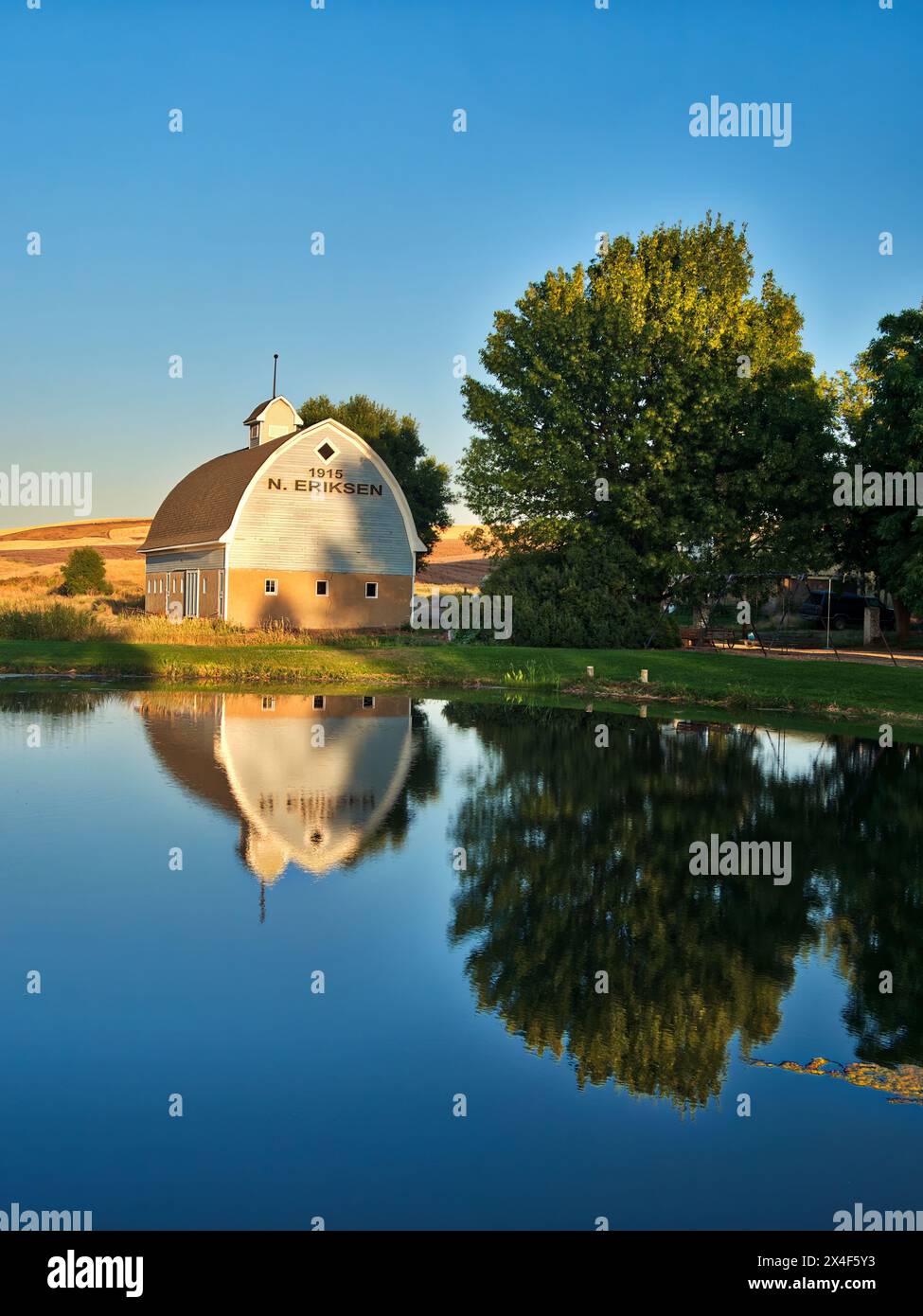 Die Erickson 1915 Scheune mit Spiegelbild im Teich. (Nur Für Redaktionelle Zwecke) Stockfoto