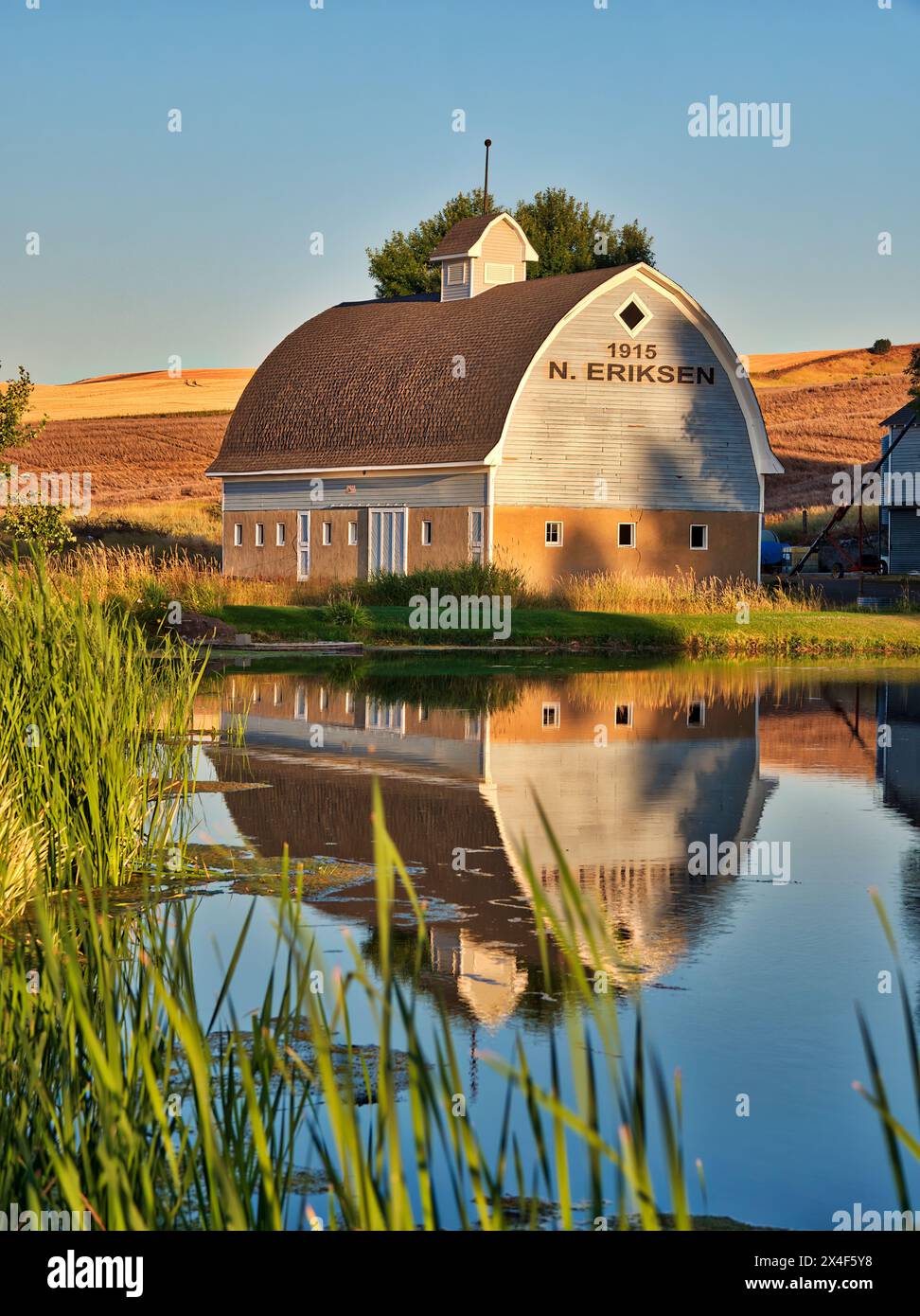 Die Erickson 1915 Scheune mit Spiegelbild im Teich. (Nur Für Redaktionelle Zwecke) Stockfoto