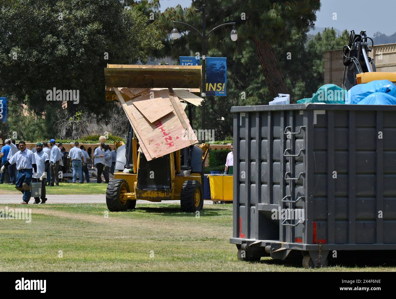 Los Angeles, Usa. Mai 2024. Arbeiter räumen Trümmer aus einem pro-palästinensischen Lager, nachdem am Donnerstag, den 2. Mai 2024, Hunderte von Strafverfolgungsbeamten, die in Aufruhr gehüllt waren, das Lager in der UCLA in Los Angeles zerbrachen und demontierten. Mehr als 200 Menschen wurden verhaftet. Foto: Jim Ruymen/UPI Credit: UPI/Alamy Live News Stockfoto
