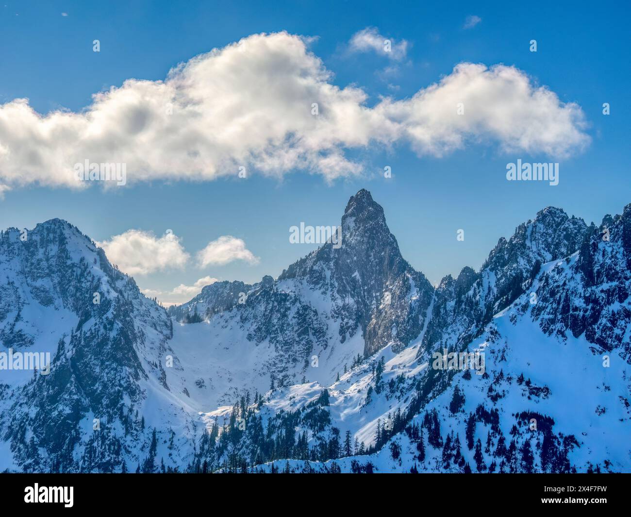 USA, Washington State, Alpine Lakes Wilderness. Kaleetan Peak mit Winterschnee und Wolken vom Wright Mountain aus gesehen Stockfoto