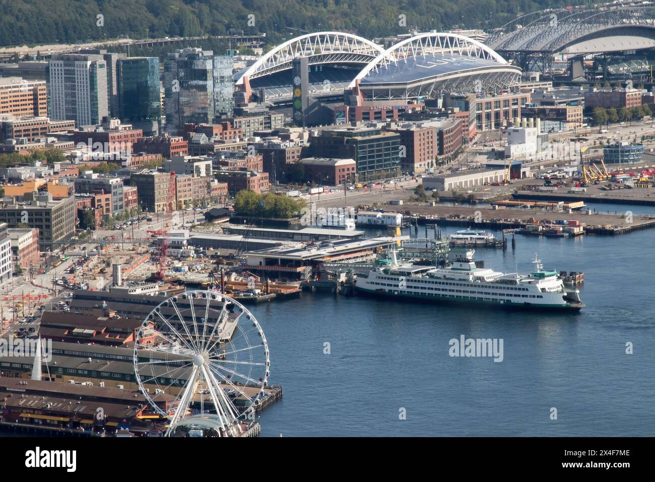 USA, Washington State, Seattle. Waterfront, Great Wheel, Ferry und Lumen Field Stockfoto